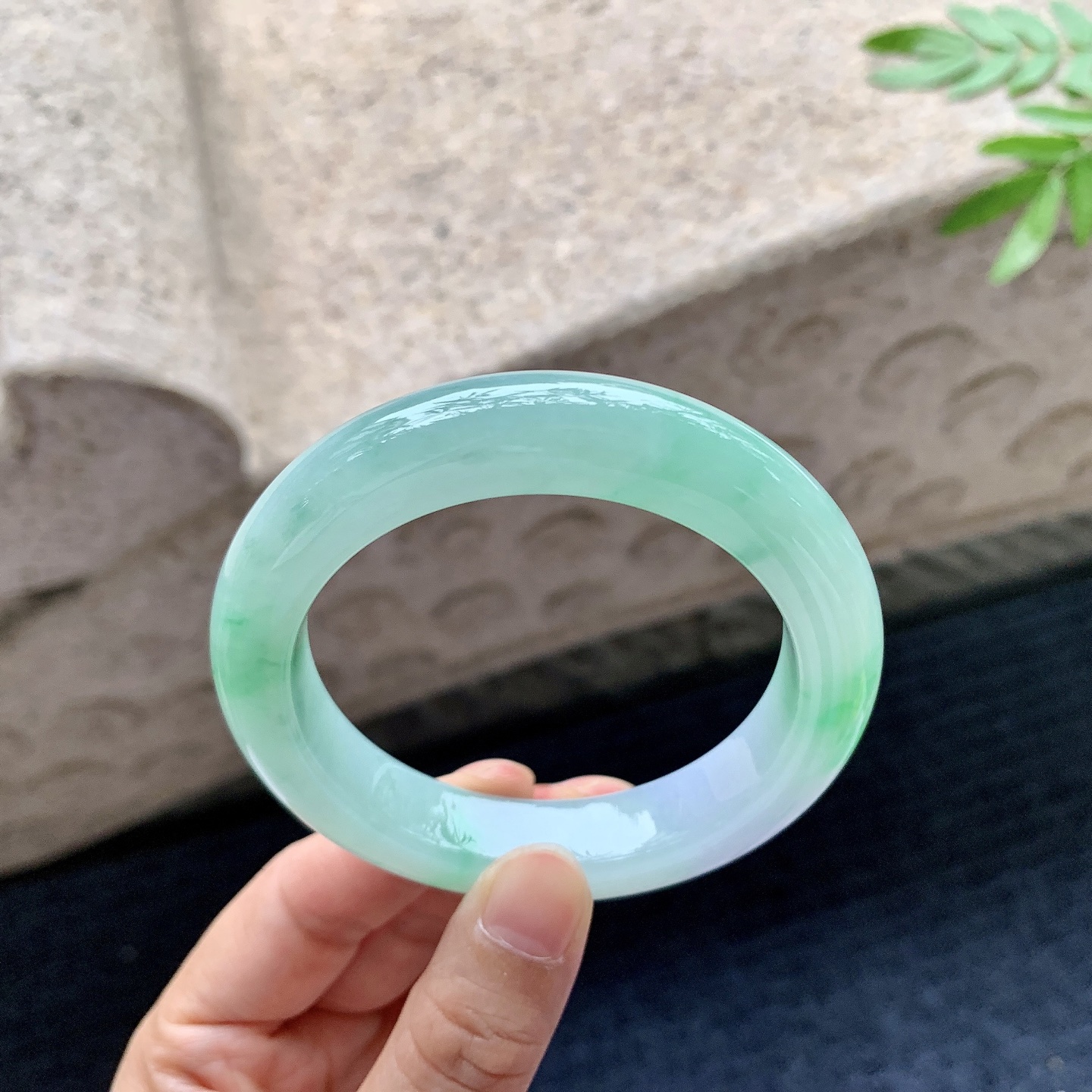 正圈54 55，圈口55/12/9.8，编码QX082736，糯冰春彩，飘绿，水润，种老，细腻，打灯有棉线