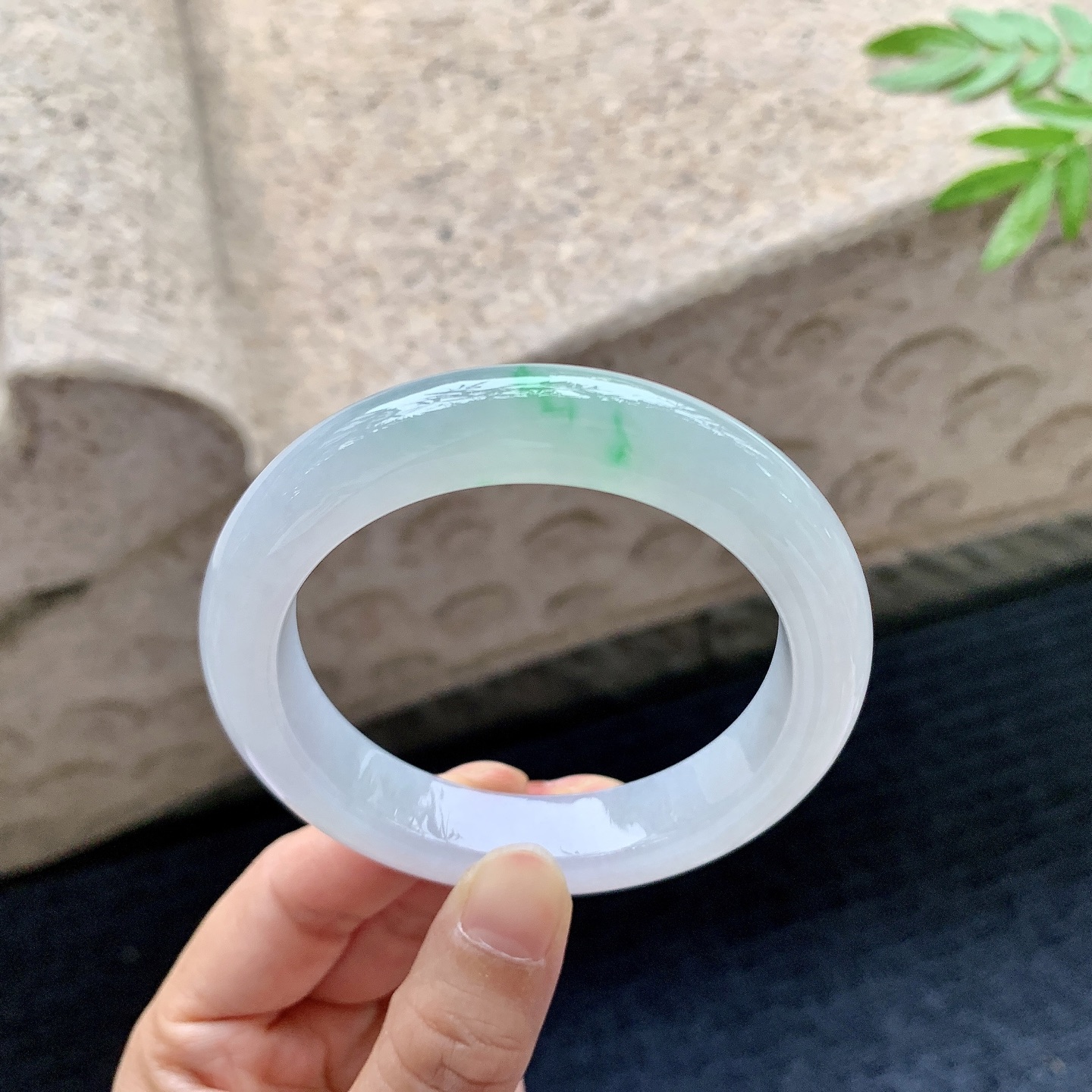 正圈54 55，圈口55.7/12.4/9.3，编码G9082723，糯冰飘绿，水润，种老，细腻，无裂。