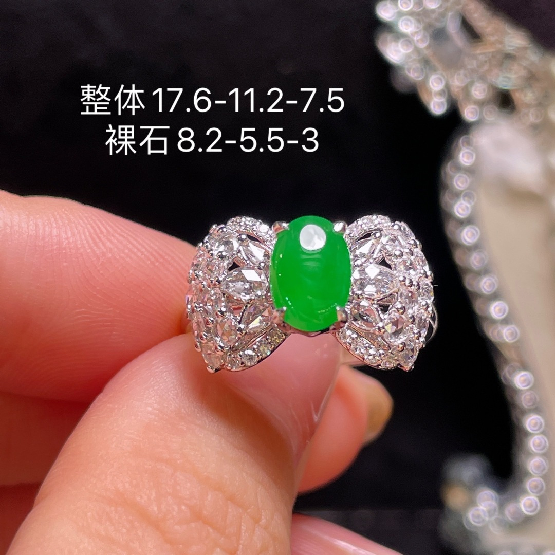翡翠A货 蛋面戒指，阳绿满色，料子冰润细腻，种老起光，18k金镶真钻，上身佩戴效果很好，尺寸如图，