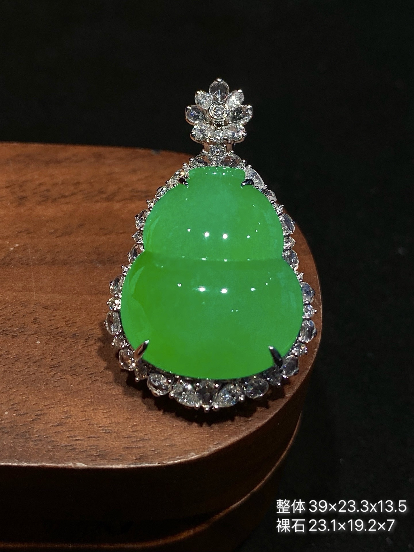 高冰阳绿葫芦吊坠,阳绿鲜活大葫芦，玉质细腻胶感十足，色泽均匀，豪华满钻围镶，贵气大方，自带温婉的东方