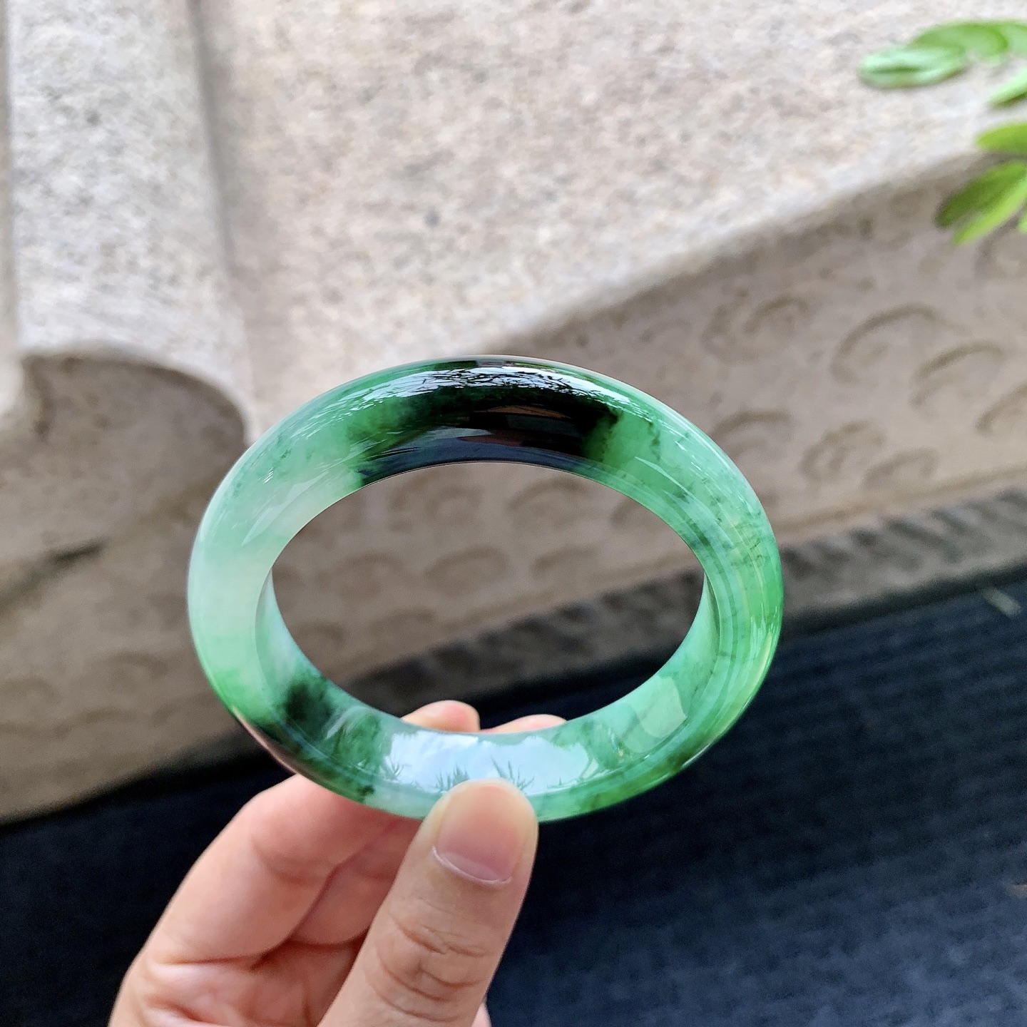 正圈53 54,圈口54.8/12.9/8.5,编码B2082645,冰辣绿，水润，种老，细腻，无裂