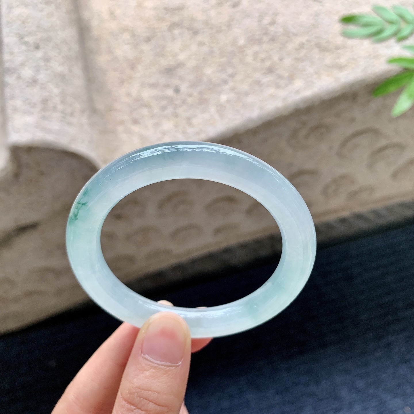 圆条49 50,圈口50.5/8.7/8.8,编码LH082733,描述冰飘花，清透，水润，种老，细腻，打灯有絮线
