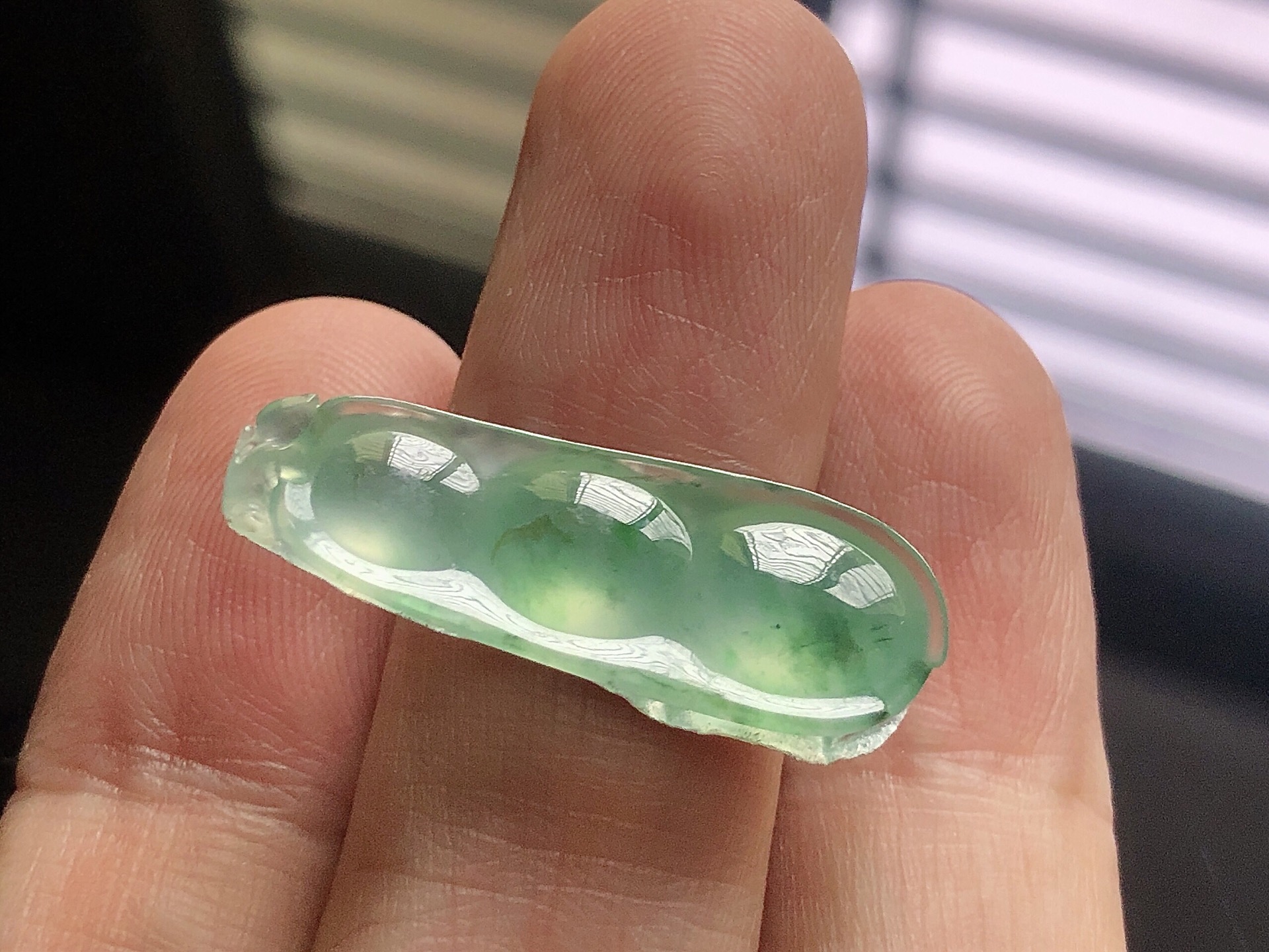 冰种阳绿福豆，色泽艳阳，通透水润，玉质细腻，夺目迷人，镶嵌效果，品相，无裂，尺寸29.3*10.2*5.3