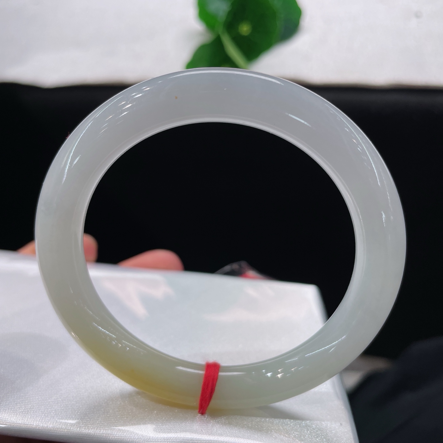 圈口58.2/9.8，黄翡圆条，正圈58/59可戴，似霜凝素玉，通透温润澄澈，一抹暖黄焦糖。无裂。