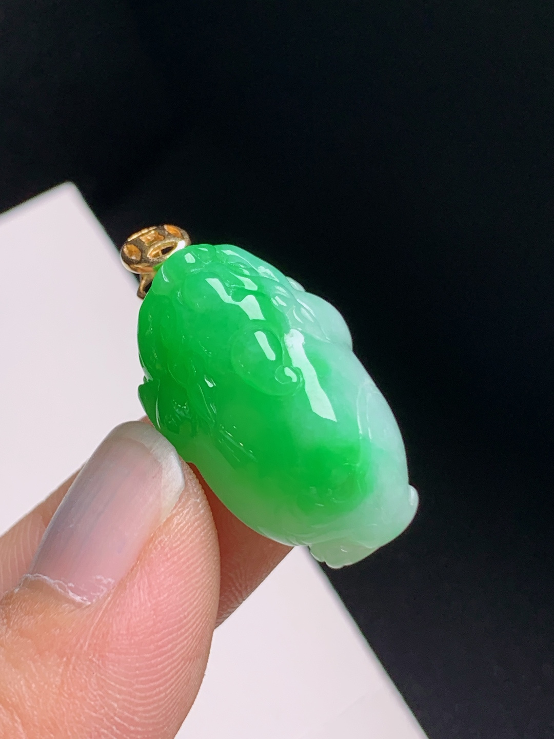 满绿金蟾吊坠，翠色明艳，雕工立体，招财纳福