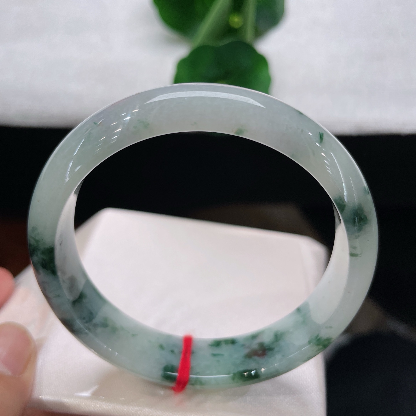翡翠手镯 圈口58.6/13.6/7.8，飘花正圈，58/59可戴，仿若青潭浮云，翠色与淡青交织。