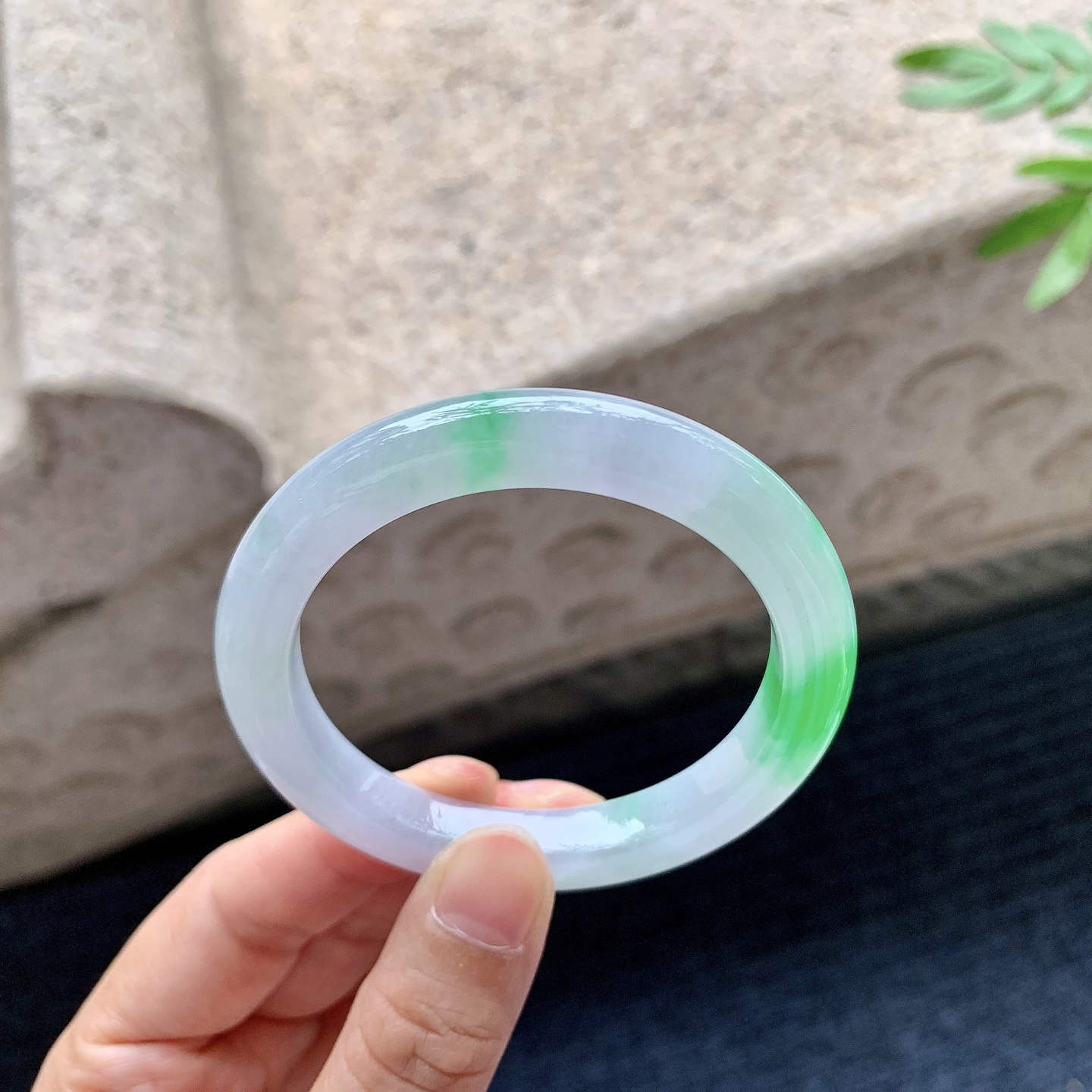 正圈49 50,圈口50.3/8.3/8,编码G9082721,糯冰飘辣阳绿，水润，种老，细腻，有纹线