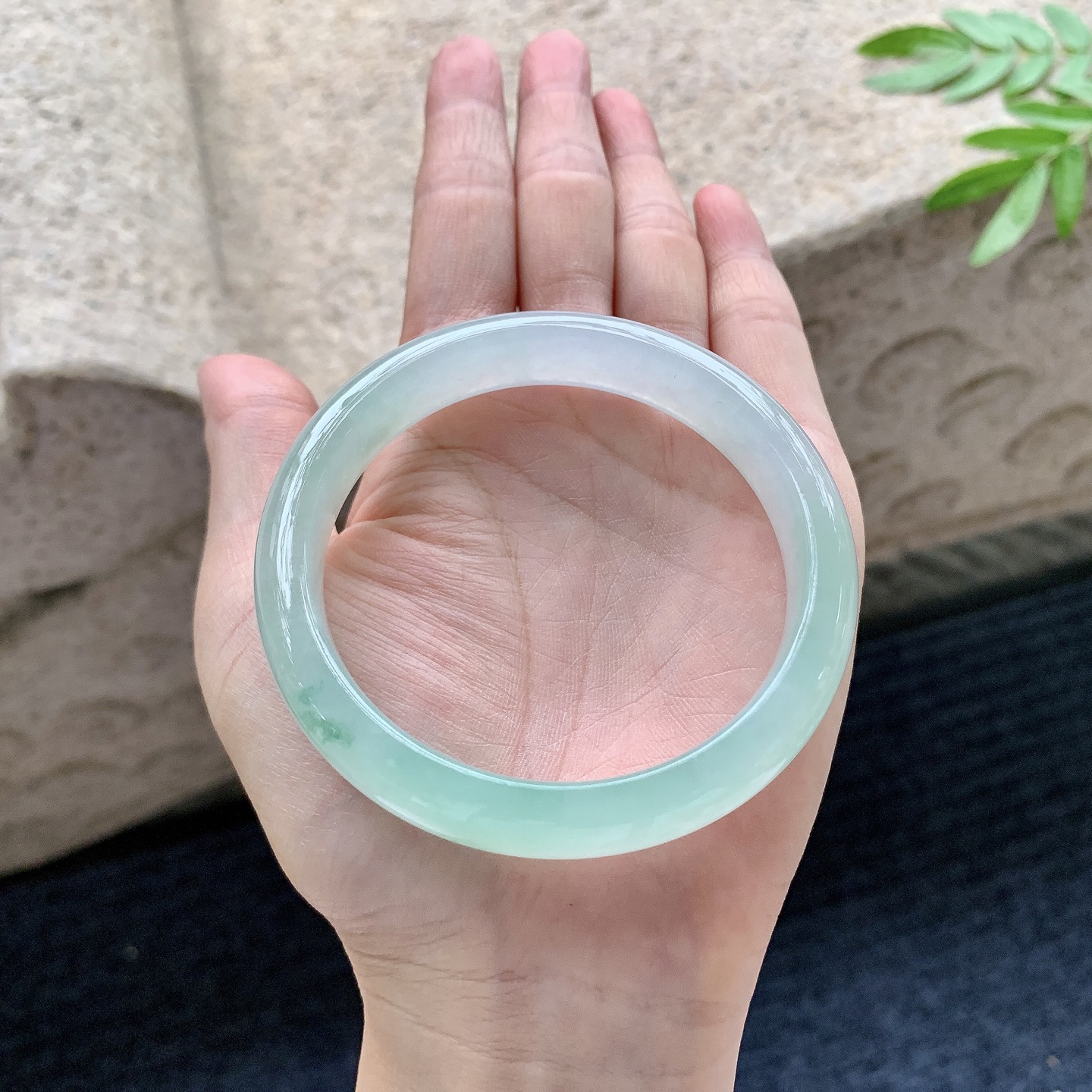 正圈57 58，圈口58/12/7.5，编码G9082726，冰糯晴绿飘花，水润，种老，细腻，无裂。