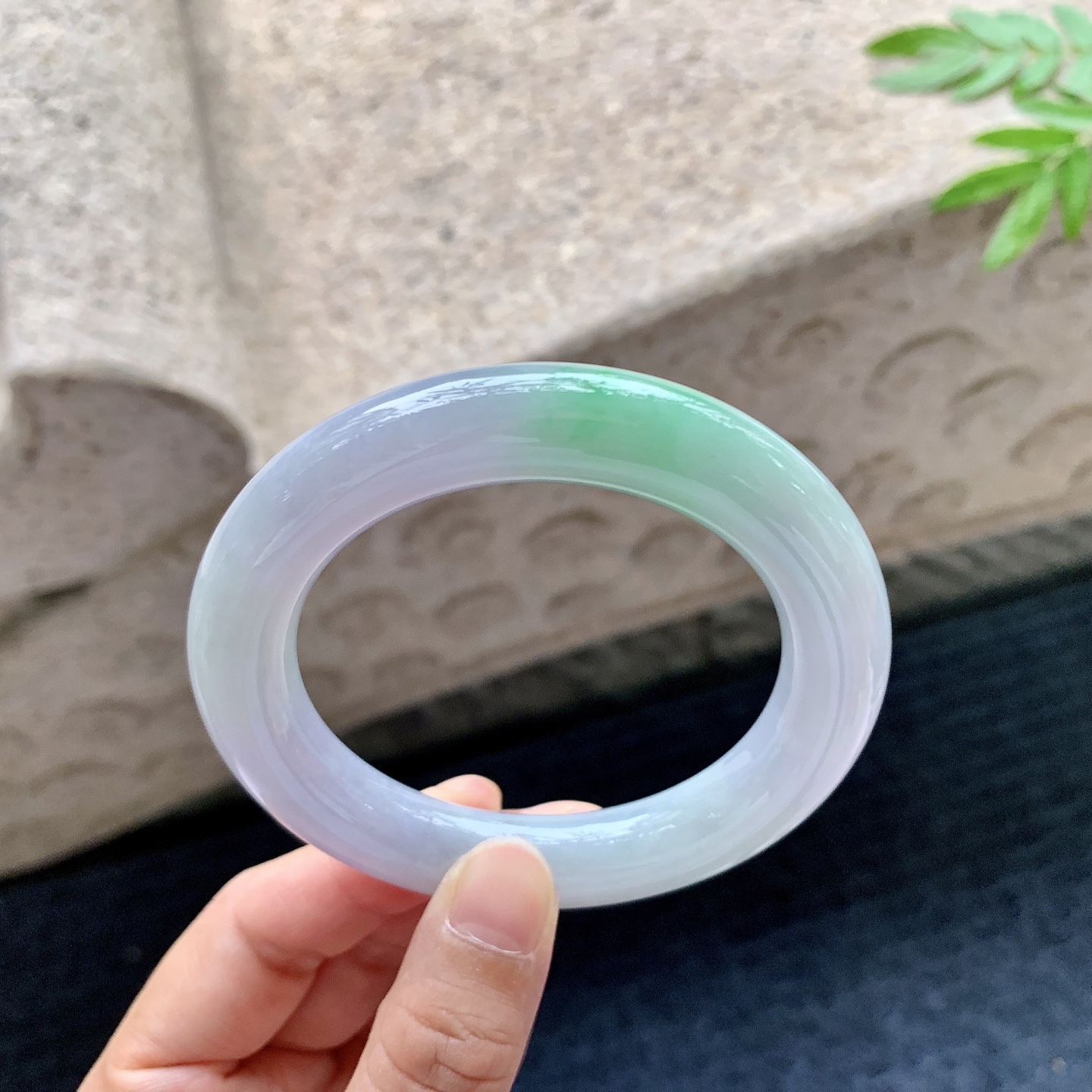 圆条53 54,圈口54.6/11.5/11.6,编码Q5082707,描述春彩，水润，种老，细腻，打灯有棉线