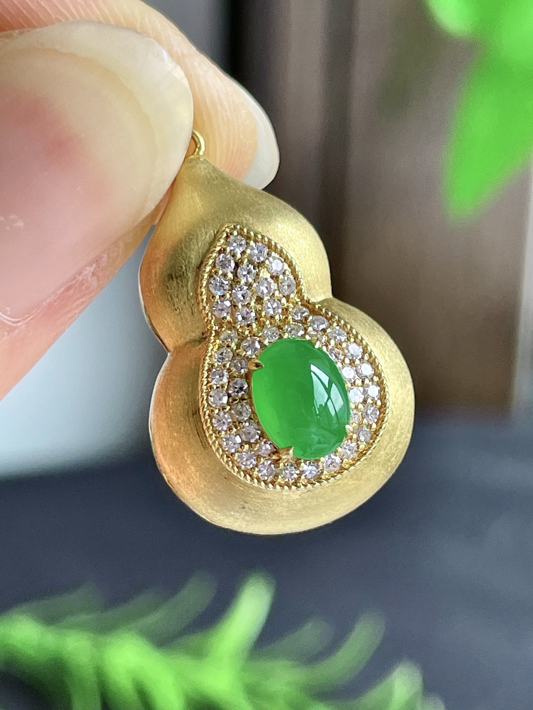 设计款葫芦冰阳绿蛋面吊坠,缅料 18k金镶嵌 无裂 性比高,整体29.2-15.6-11,裸石6.7-5.1-2.3,重量2.6克