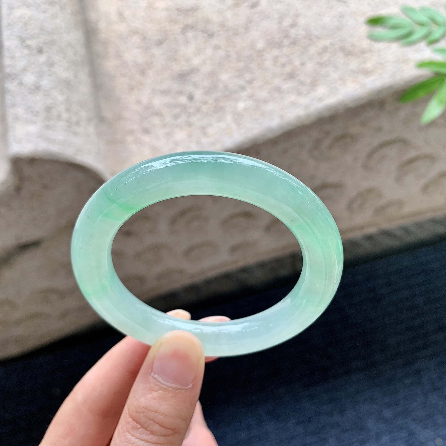 圆条49 50，圈口50/9.8/9.8，编码LH082732，描述糯冰飘绿，水润，种老，细腻，打灯有棉线