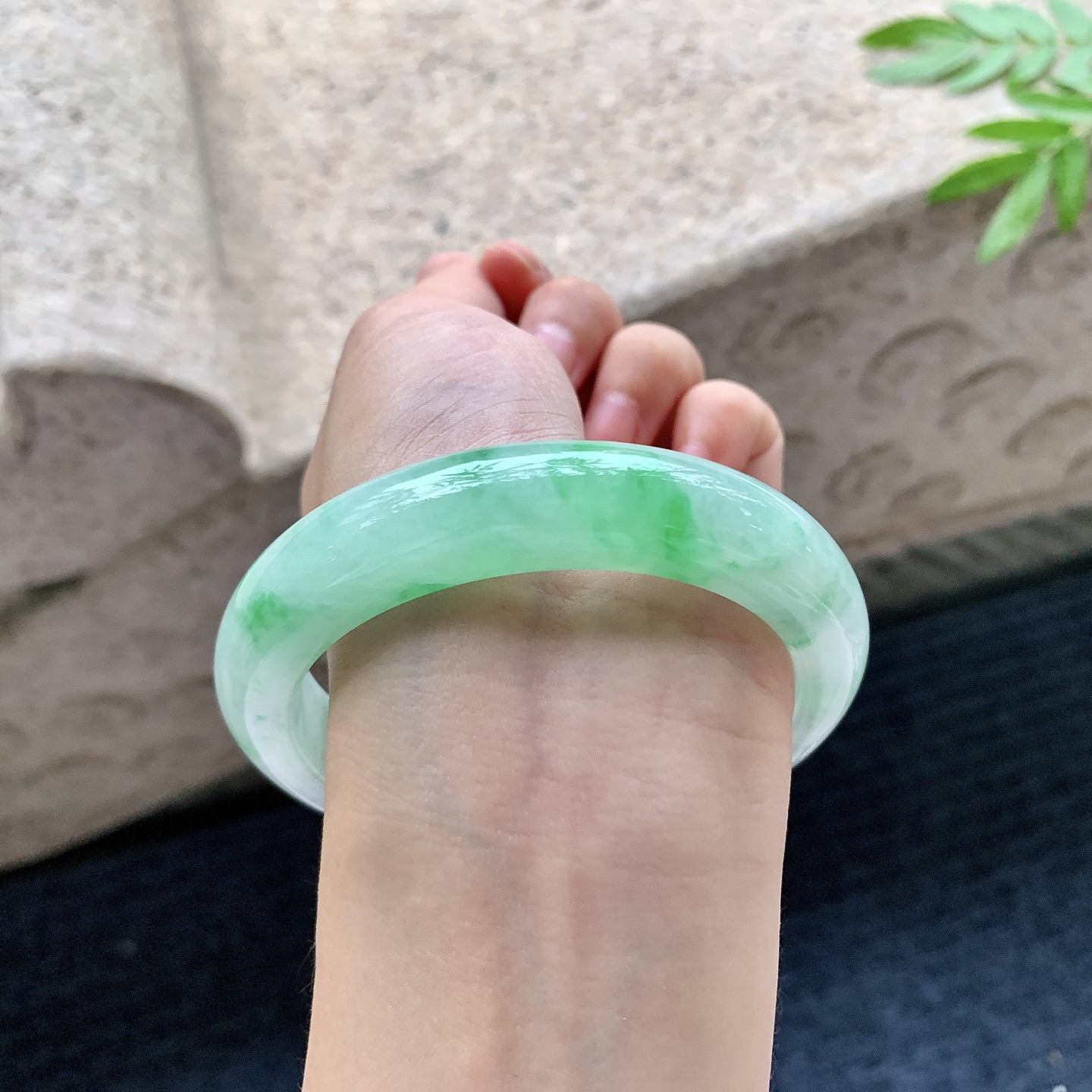 正圈58 59,圈口59.7/13.1/9.8,编码WW082724,描述糯冰飘绿，水润，种老，细腻，有纹线