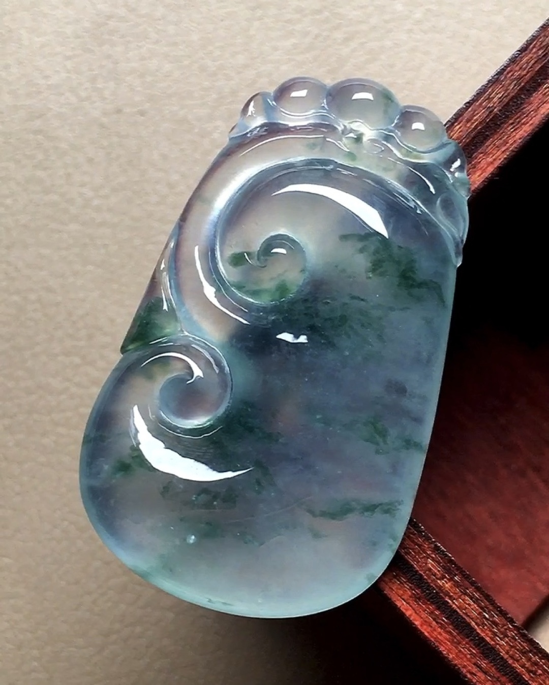 冰种飘花如意，飘花色泽漂亮，种水，无裂，尺寸33*19.4*6