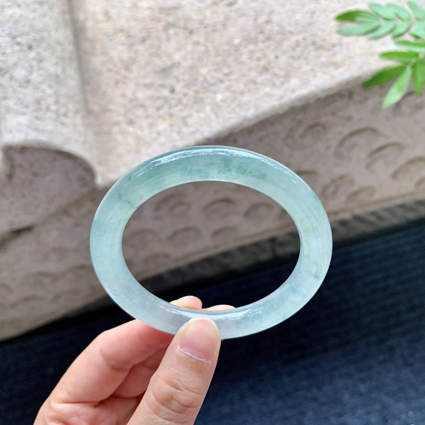 圆条52 53，圈口53.8/9.3/9，编码C5082737，冰糯飘花，水润，种老，细腻，打灯有絮线