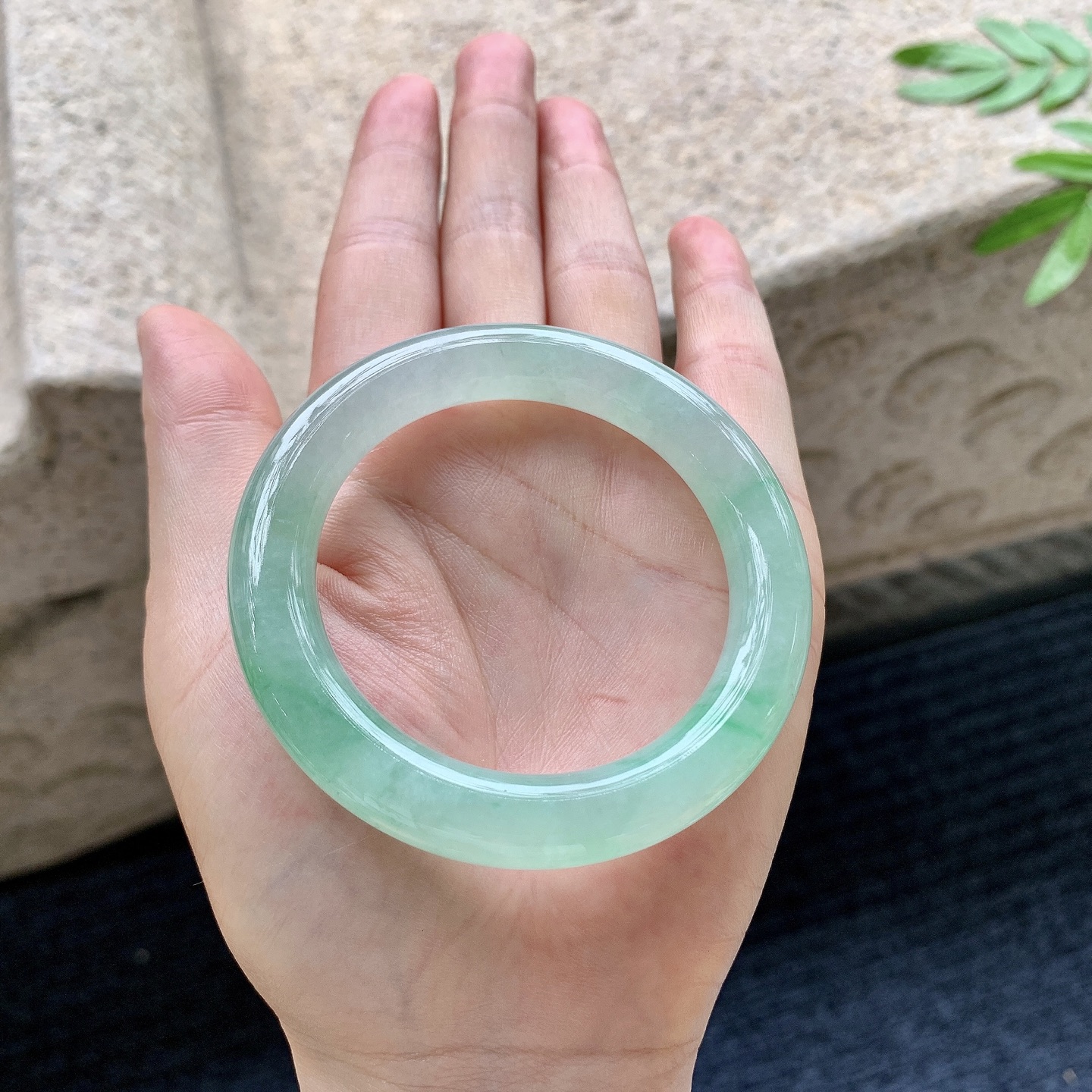 圆条49 50，圈口50/9.8/9.8，编码LH082732，描述糯冰飘绿，水润，种老，细腻，打灯