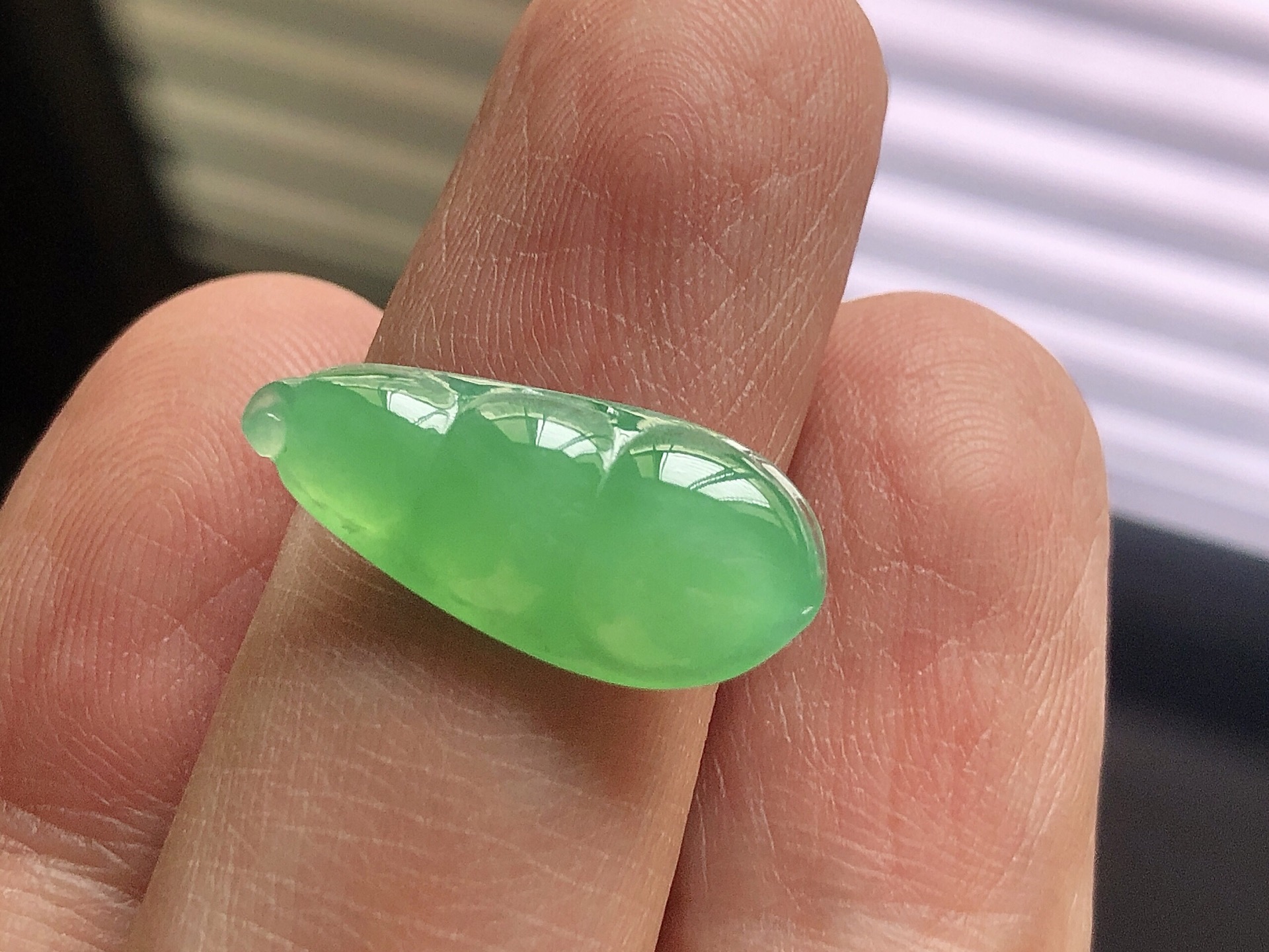 冰种阳绿福豆，色泽艳阳，通透水润，玉质细腻，夺目迷人，镶嵌效果，品相，无裂，尺寸20.5*9.5*4