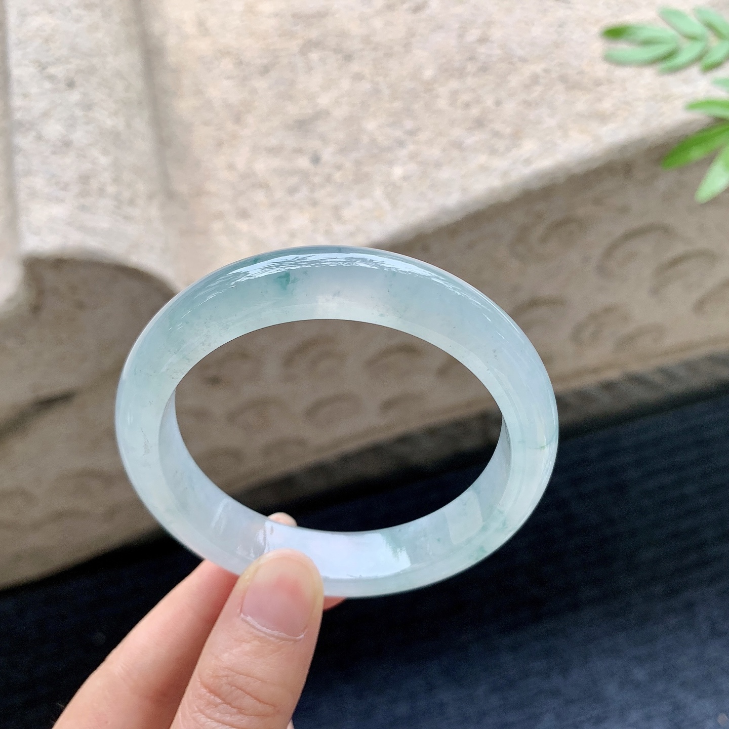 正圈56 57，圈口57/12.4/8.3，编码DZ082701，冰糯飘花，水润，种老，细腻，打灯有棉线