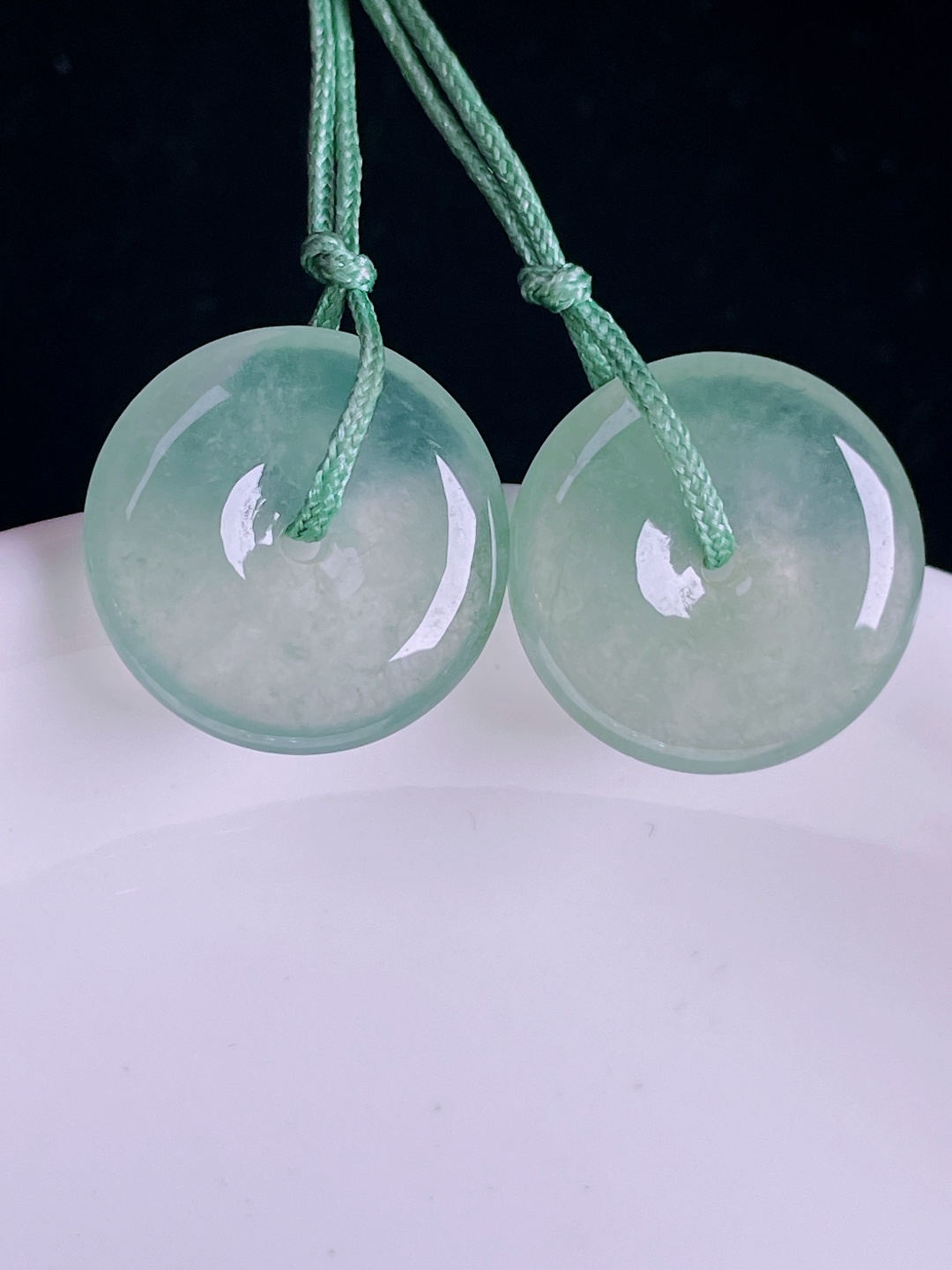冰绿平安扣耳坠，老种起光，细底通透，尺寸：15.4/3.6mm0826