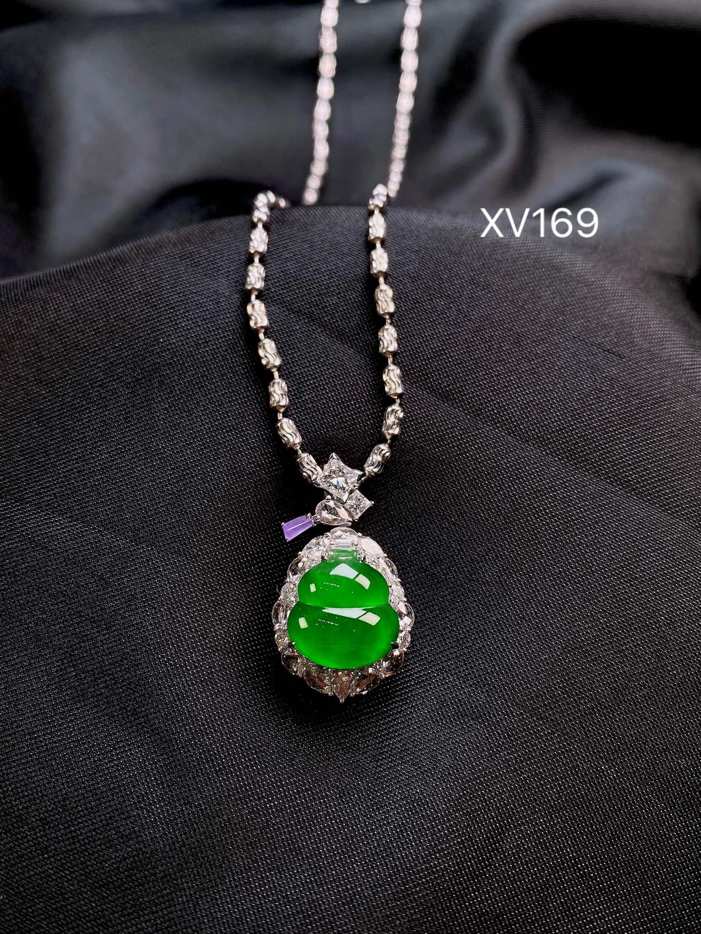 18k阳绿葫芦吊坠,整体24.7-14.1-10.2,裸石11.3-11-4,XV169