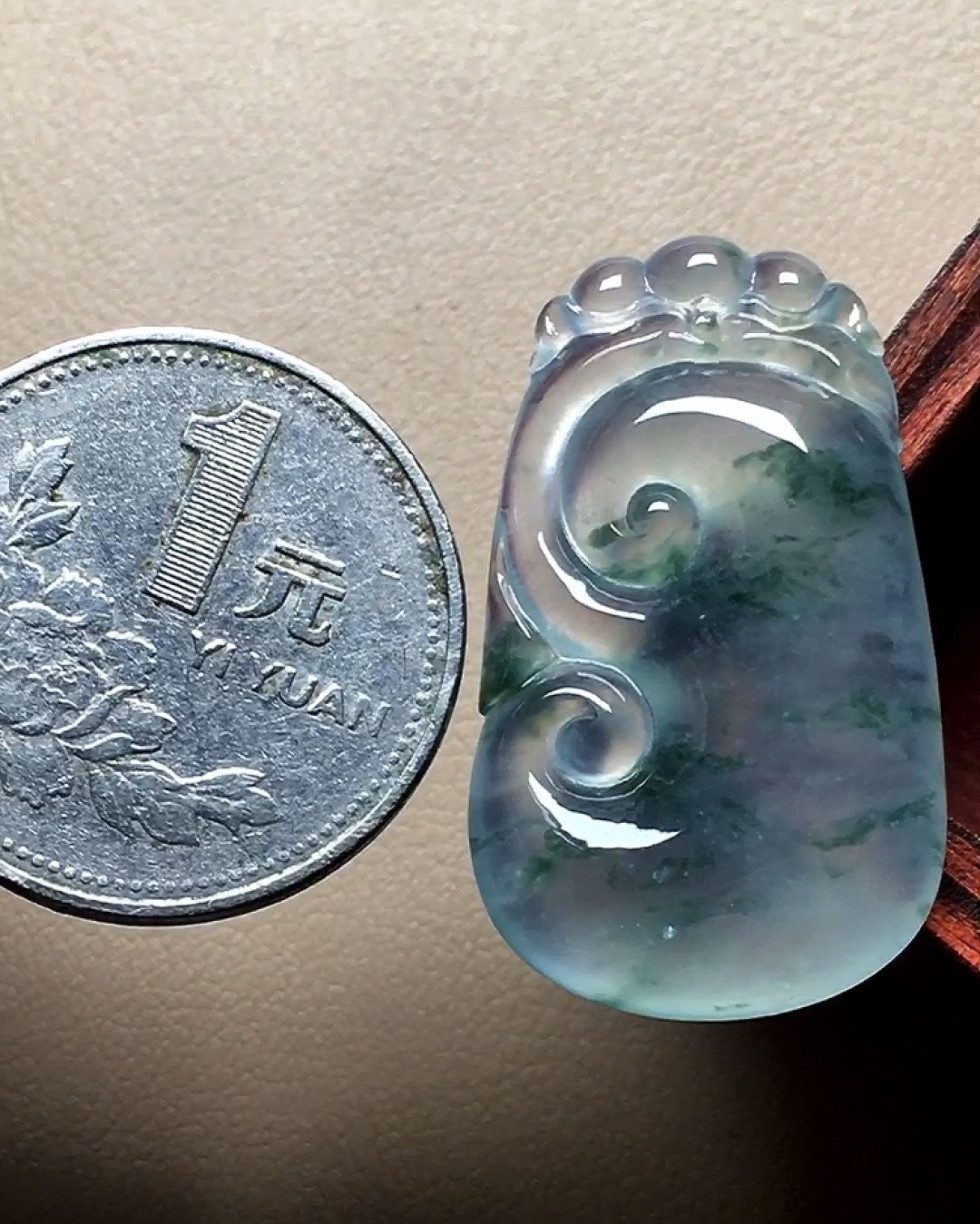 冰种飘花如意，飘花色泽漂亮，种水，无裂，尺寸33*19.4*6