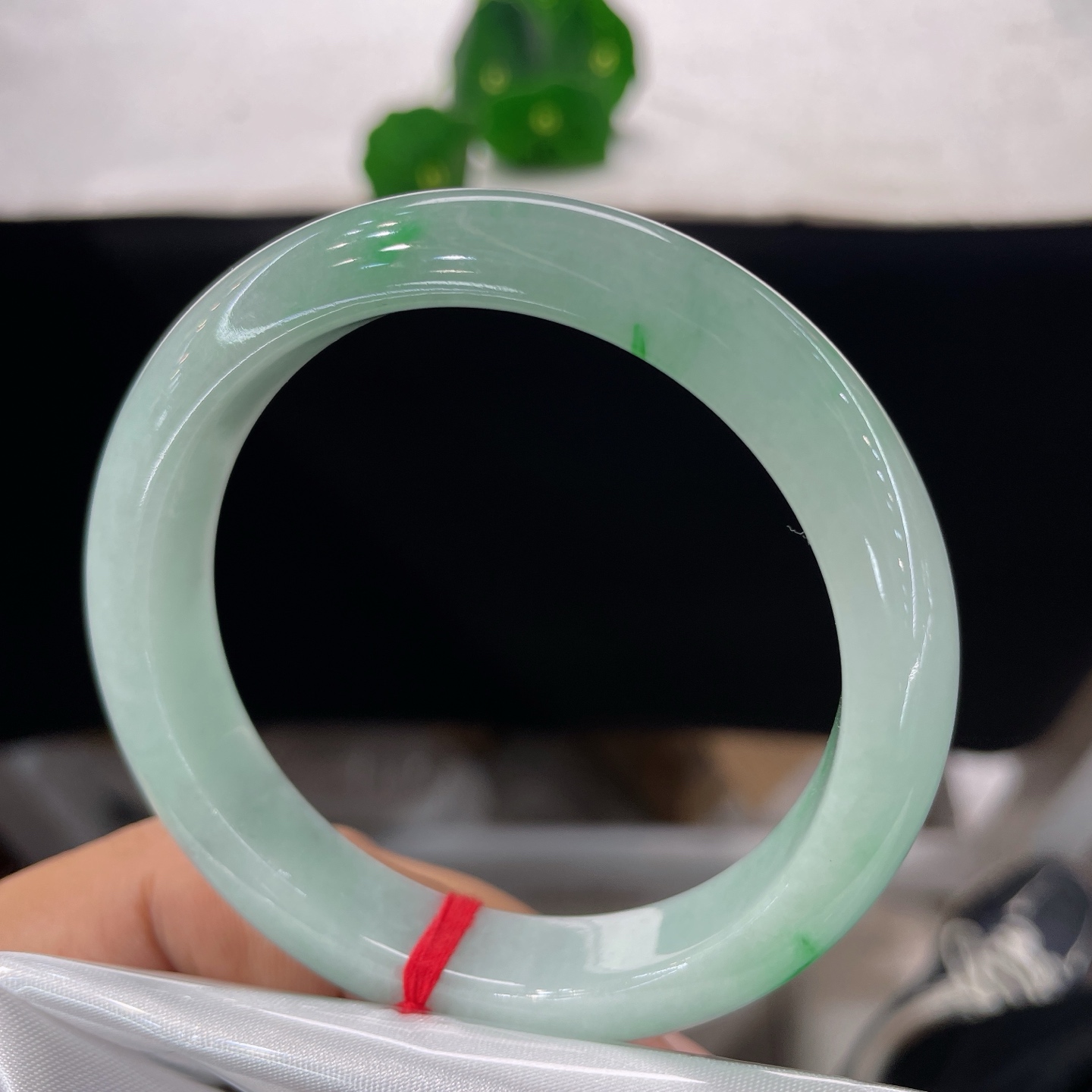 翡翠手镯 圈口55.6/11.8/8.1，白底青正圈，55/56可戴，清新浅绿底色，几抹正阳绿俏然点缀，无裂。
