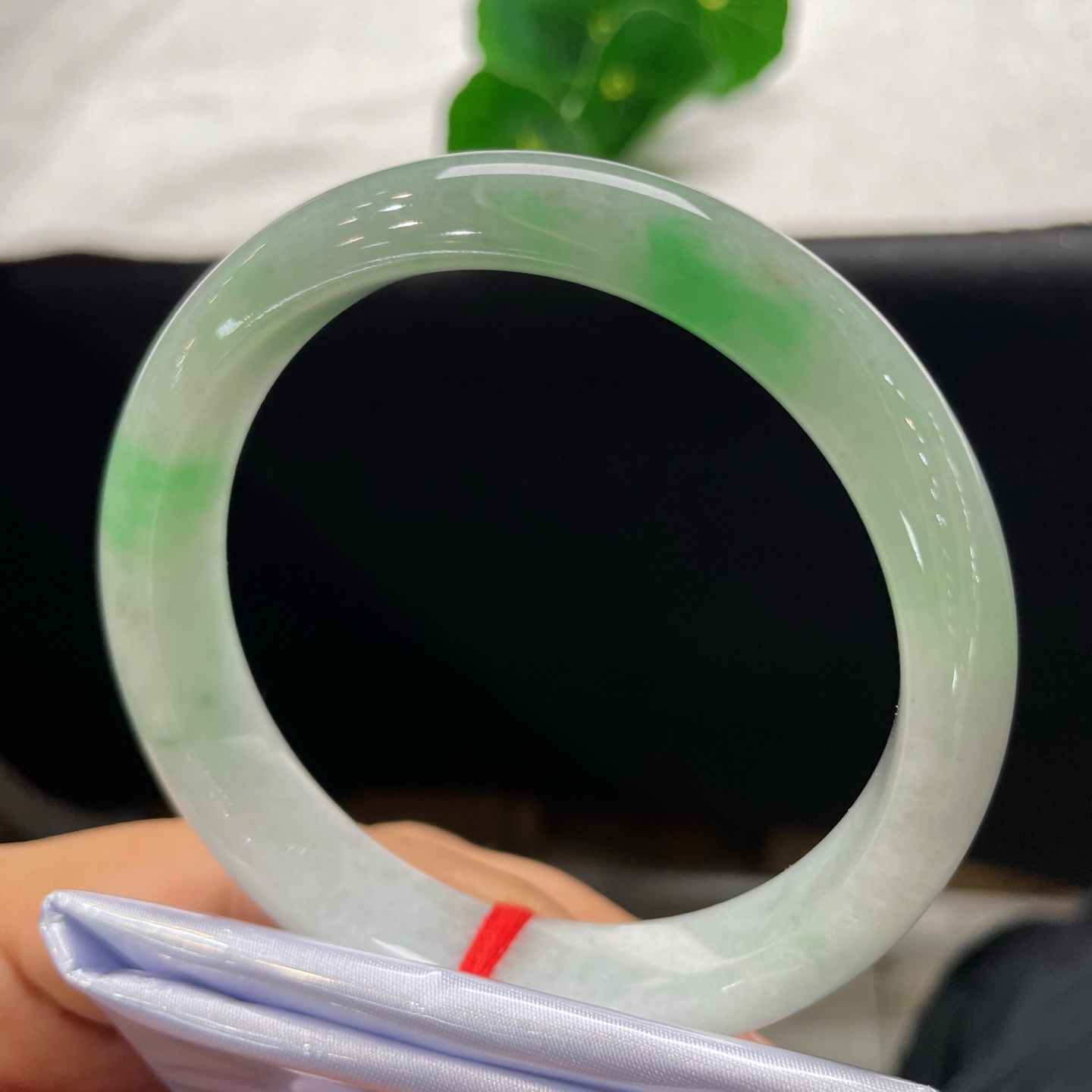 圈口60/12.8/8，飘绿正圈，59/60可戴，翠色如溪畔春芽，质地细腻。无裂。
