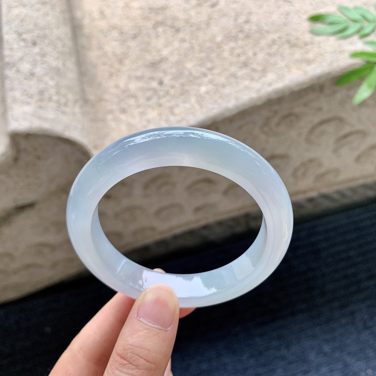 正圈54 55，圈口55.7/12/9，编码DZ082705，糯冰底色，水润，种老，细腻，打灯有纹絮