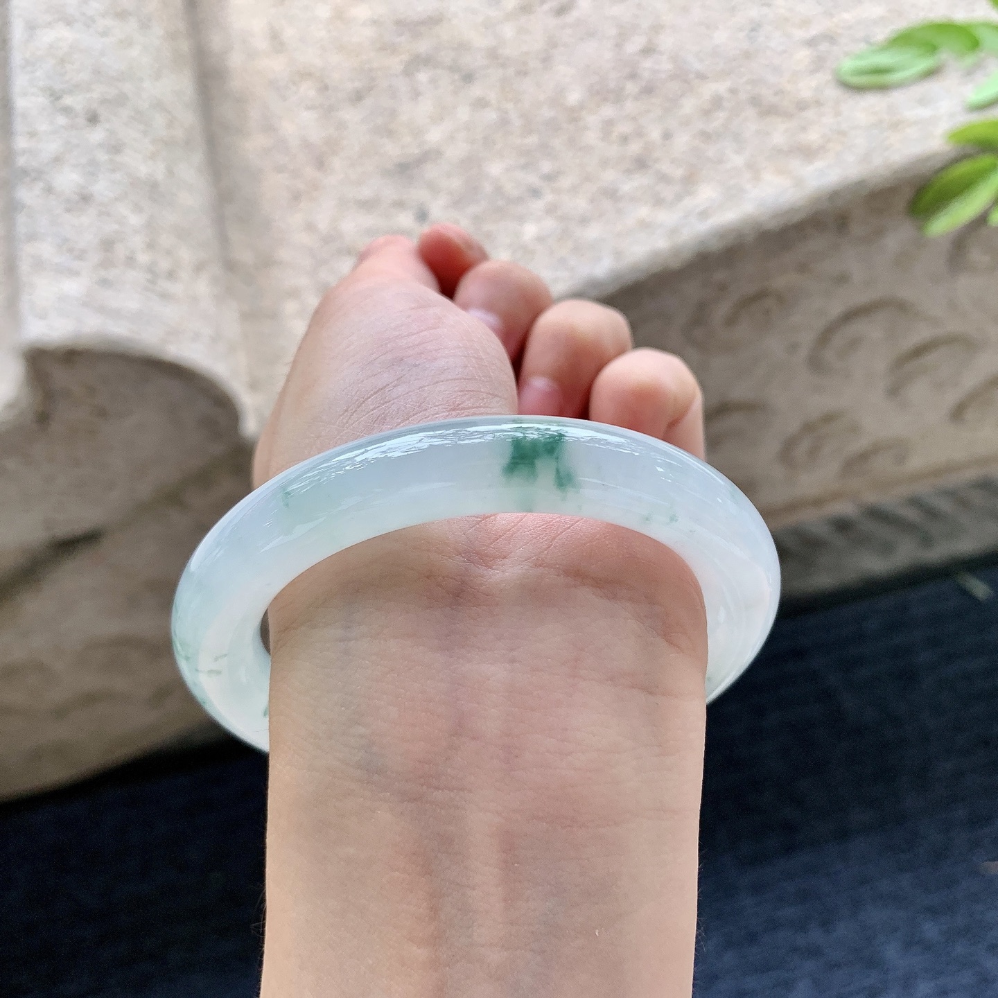 圆条56 57，圈口57.3/10.5/10.4，编码HJ082615，糯冰飘花，水润，种老，细腻，无裂。