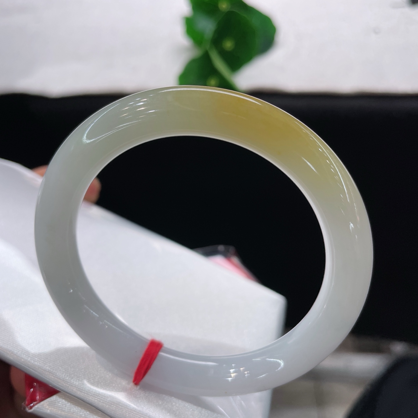 圈口58.2/9.8，黄翡圆条，正圈58/59可戴，似霜凝素玉，通透温润澄澈，一抹暖黄焦糖。无裂。