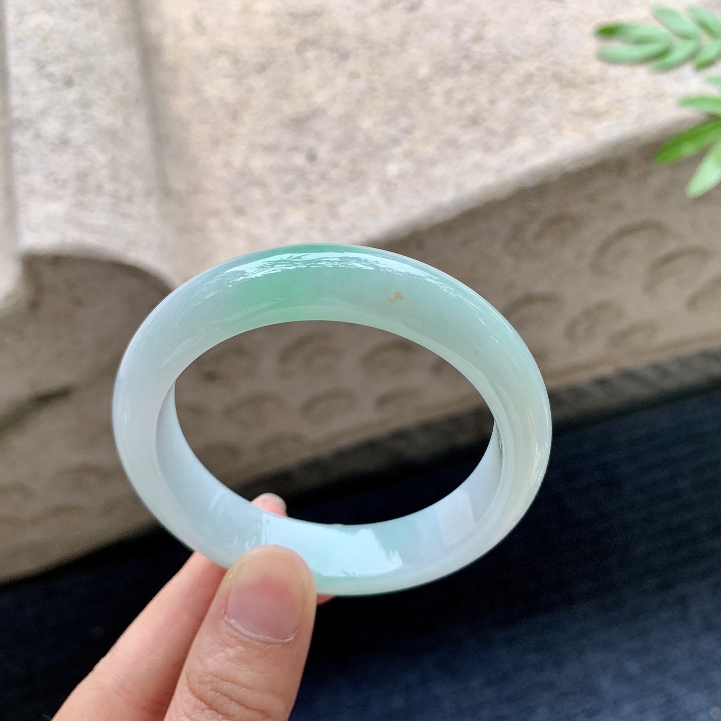 正圈51 52，圈口52/12.7/8，编码T1082703，描述细糯飘绿，水润，种老，细腻，有棉线