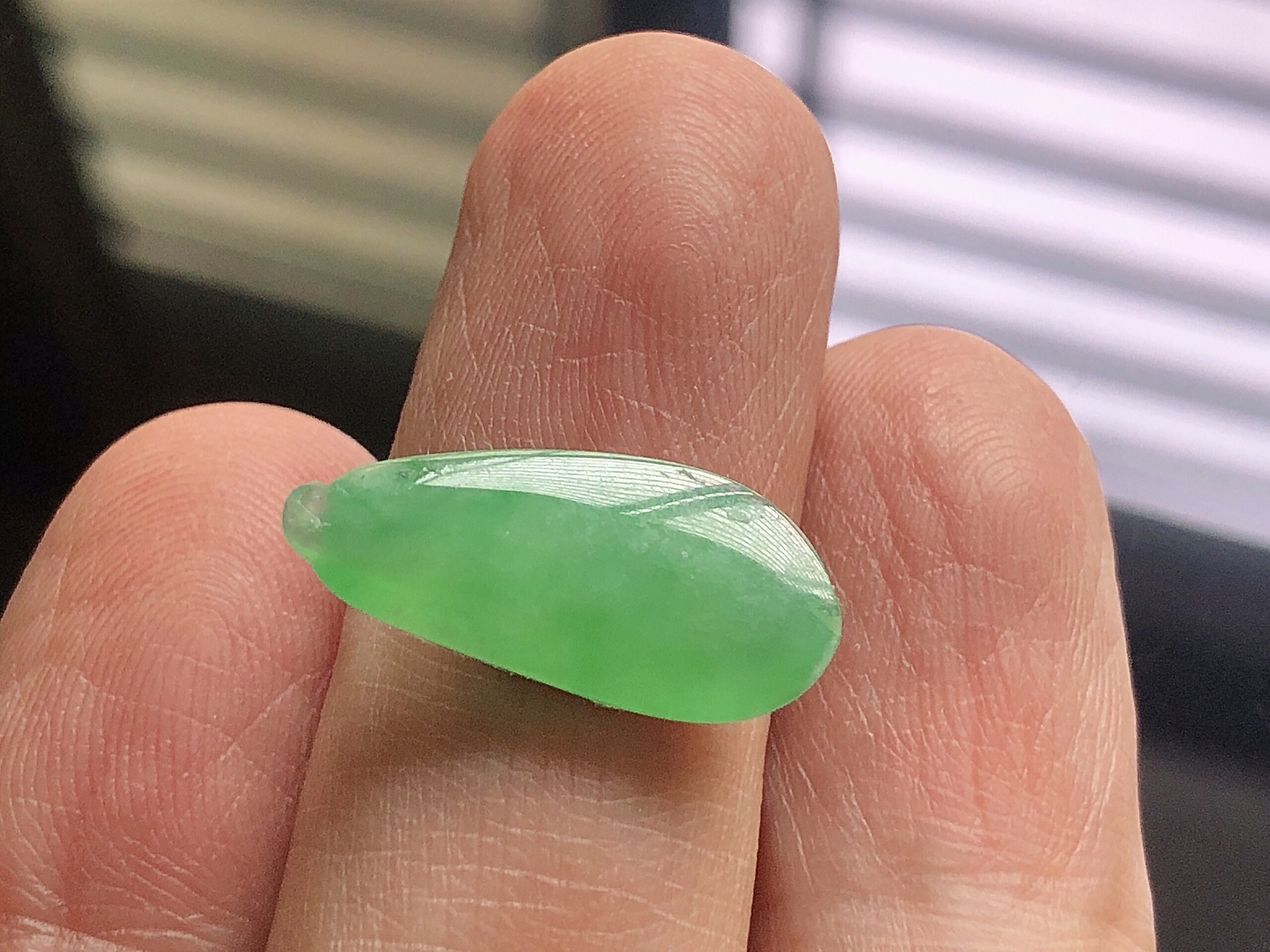 冰种阳绿福豆，色泽艳阳，通透水润，玉质细腻，夺目迷人，镶嵌效果，品相，无裂，尺寸20.5*9.5*4.3