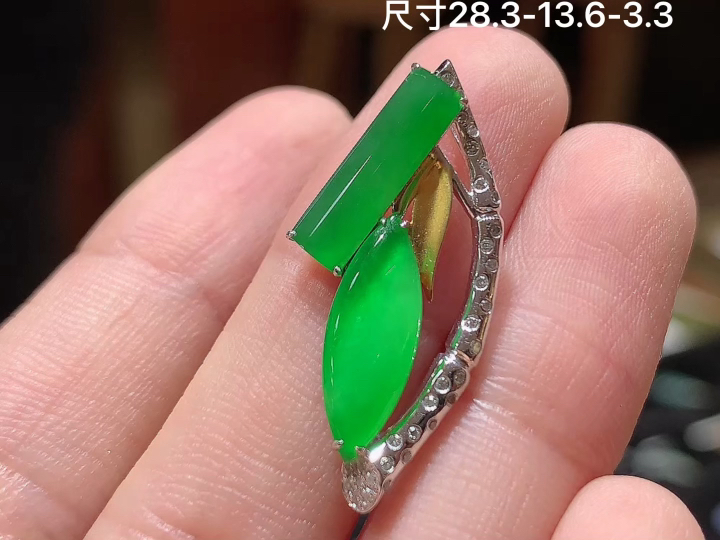 18K 冰绿节节高升吊坠,无裂,尺寸，28.3-13.6-3.3