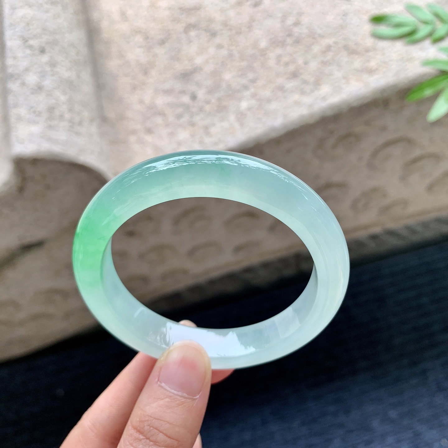正圈53 54，圈口54.7/12/8.3，编码BA082713，描述冰飘阳绿，清透，水润，种老，细腻，打灯有棉纹