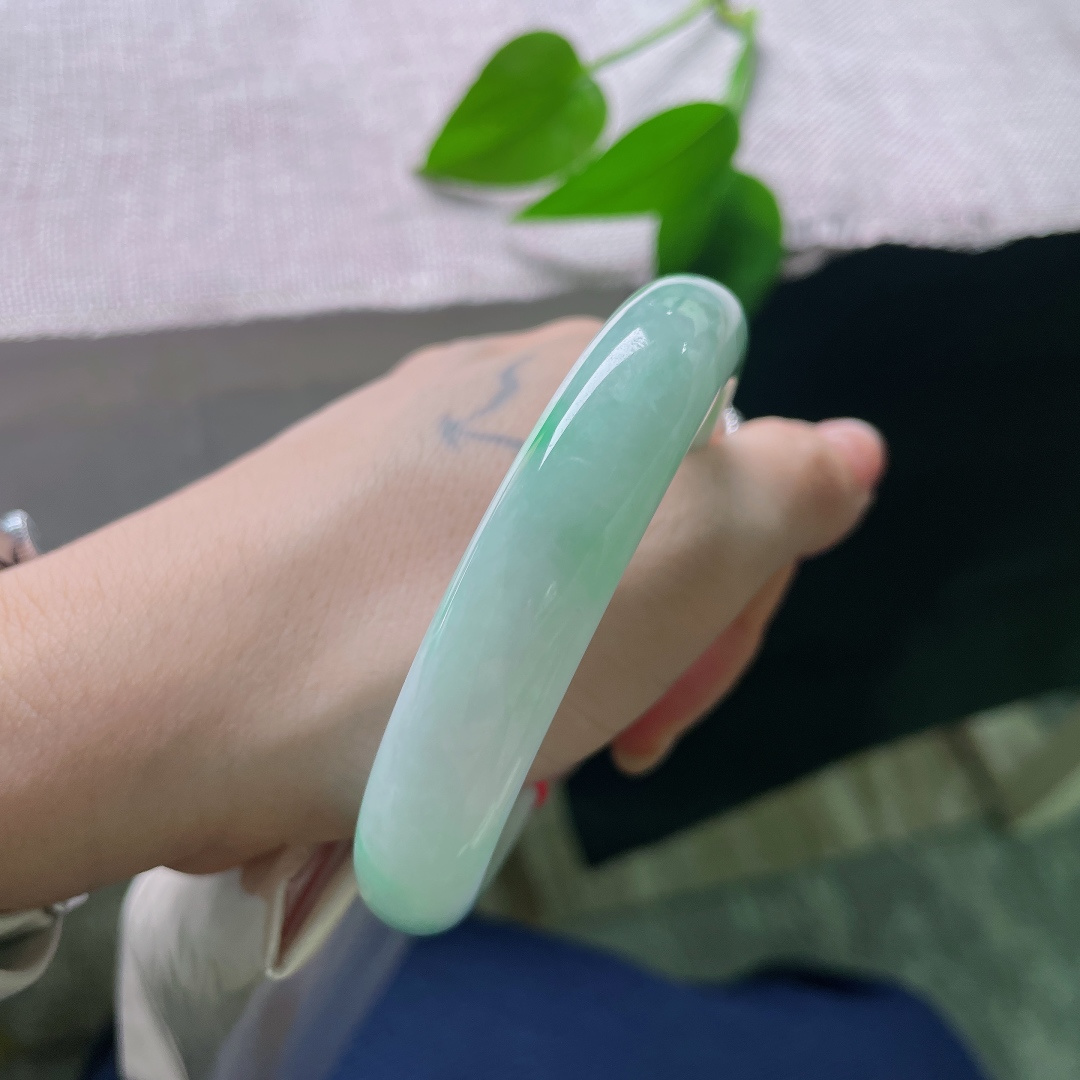 58.8/12.7/8.7，飘阳绿正圈，翠色葱茏，水头好，质地温润细腻，佩戴贵气，小细纹，ss57826a
