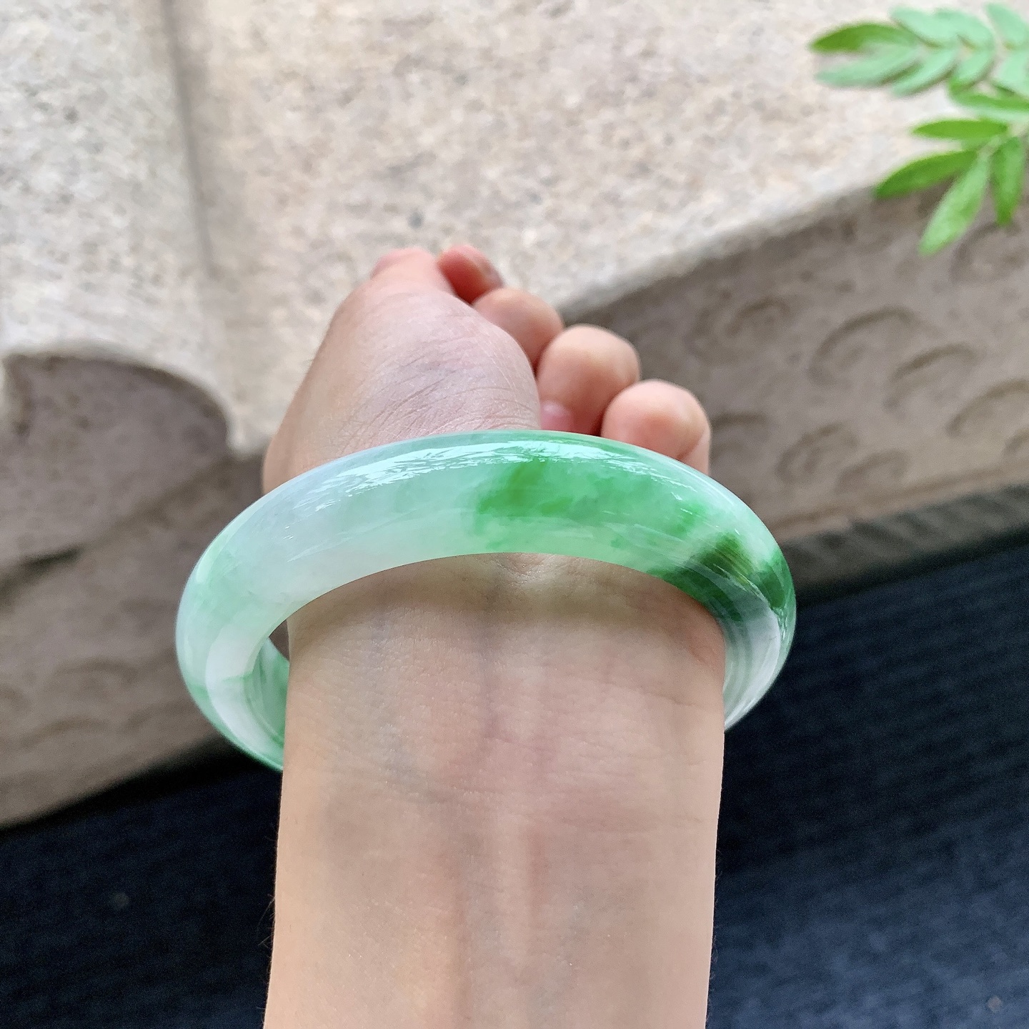 正圈58 59,圈口59.7/13.1/9.8,编码WW082724,描述糯冰飘绿，水润，种老，细腻，有纹线