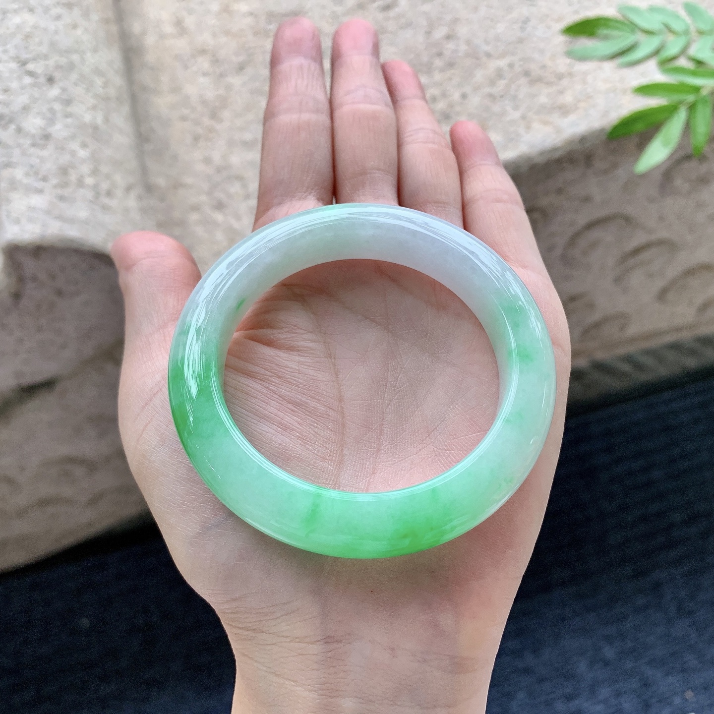 正圈51 52，圈口52/11/9.2，编码G9082725，细糯飘阳绿，水润，种老，细腻，打灯有棉线