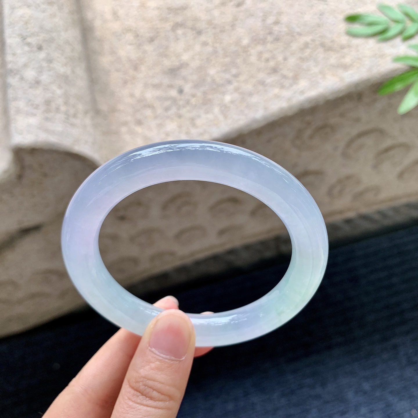 圆条56 57,圈口57.5/10.2/10.2,编码C11082706,描述冰糯春彩，水润，种老，细腻，打灯有纹线