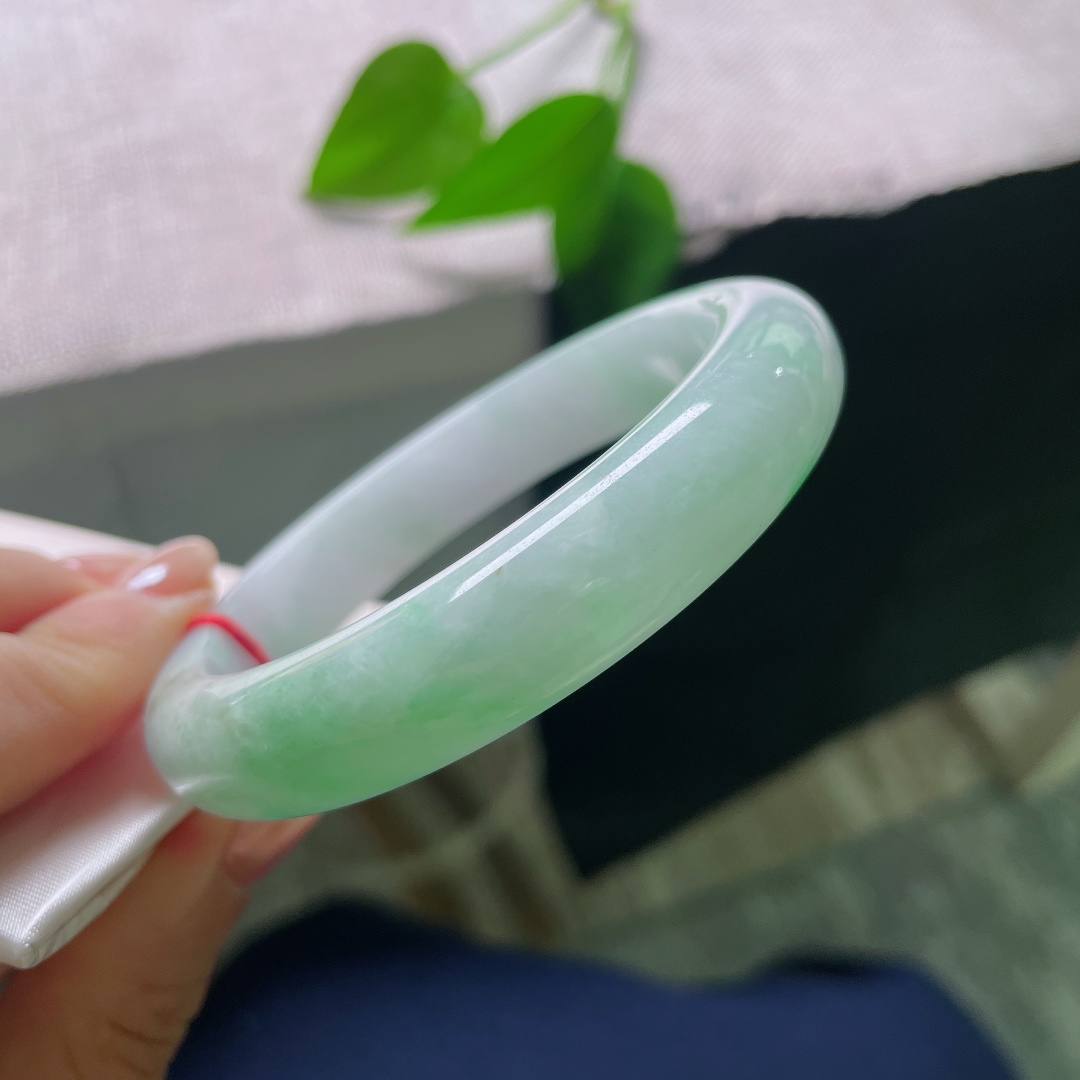 58.8/12.7/8.7，飘阳绿正圈，翠色葱茏，水头好，质地温润细腻，佩戴贵气，小细纹，ss57826a