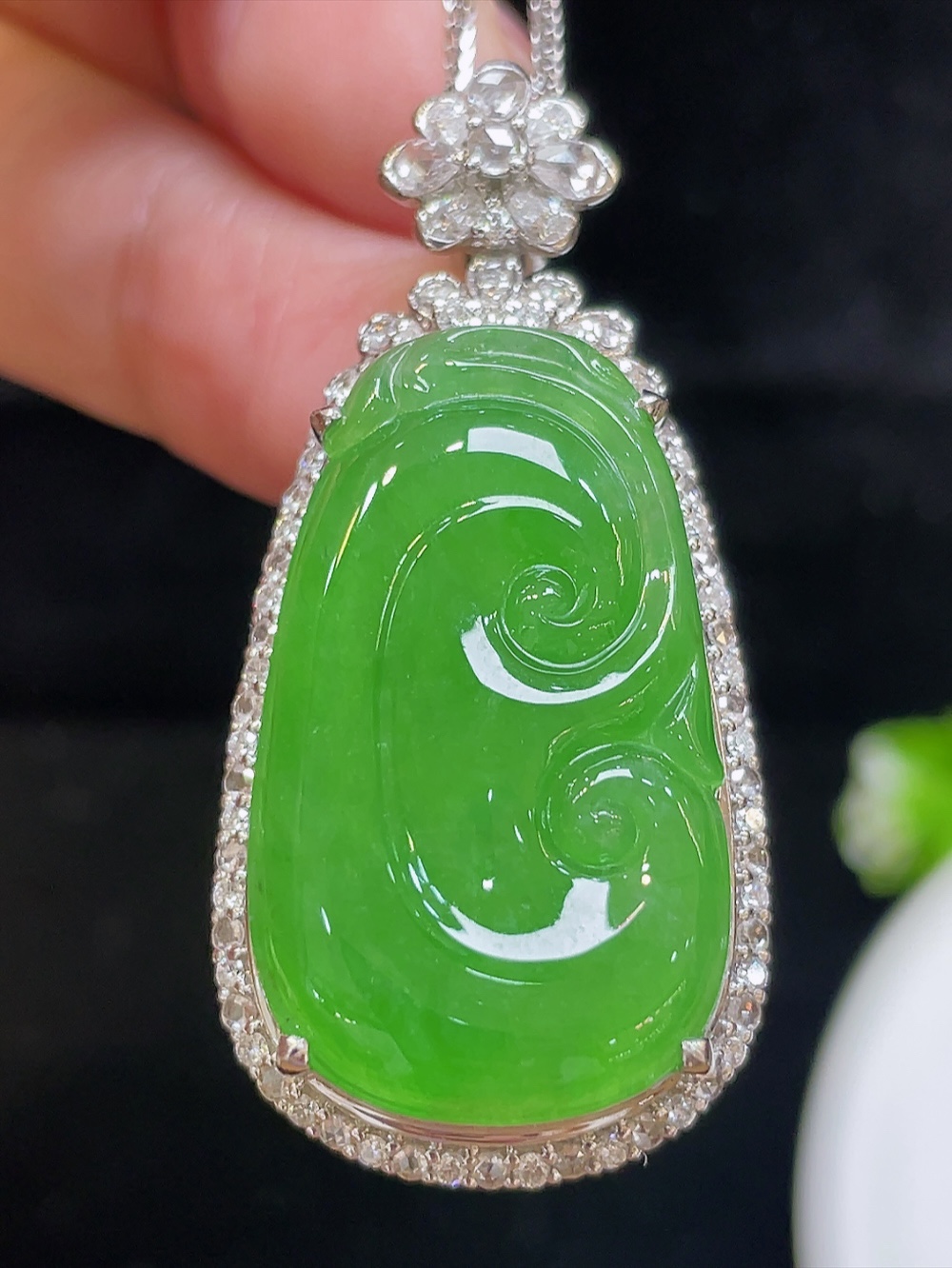 ️【冰种阳绿，如意】大件饱满，通透水润，玉质细腻，翠色鲜艳，18k金奢华钻石镶嵌️，29.3-17.1-3.8