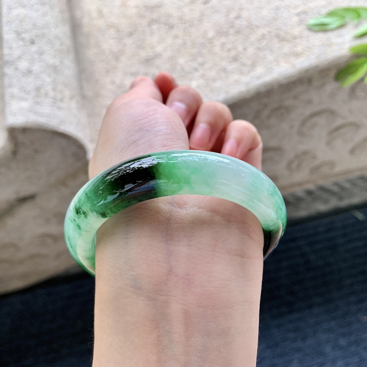 正圈53 54,圈口54.8/12.9/8.5,编码B2082645,冰辣绿，水润，种老，细腻，无裂