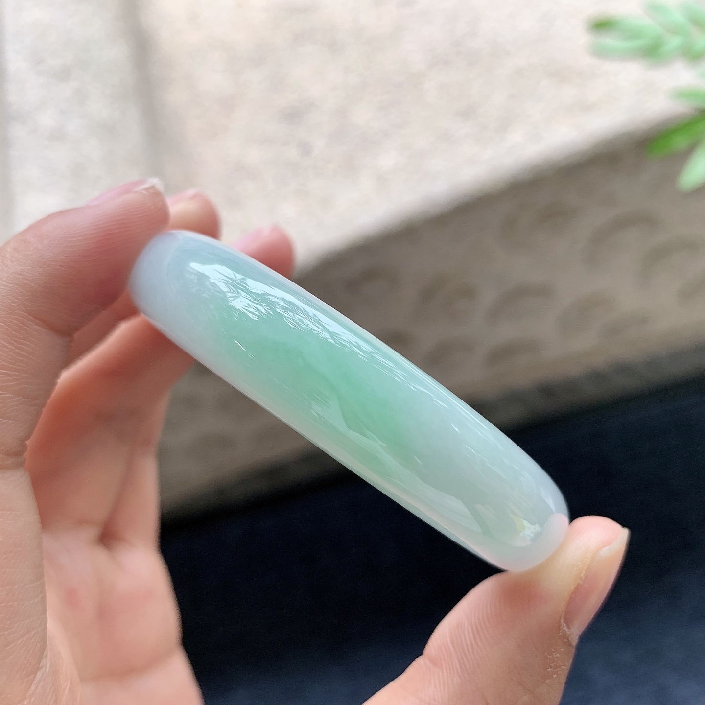 正圈51 52，圈口52/12.7/8，编码T1082703，描述细糯飘绿，水润，种老，细腻，有棉线