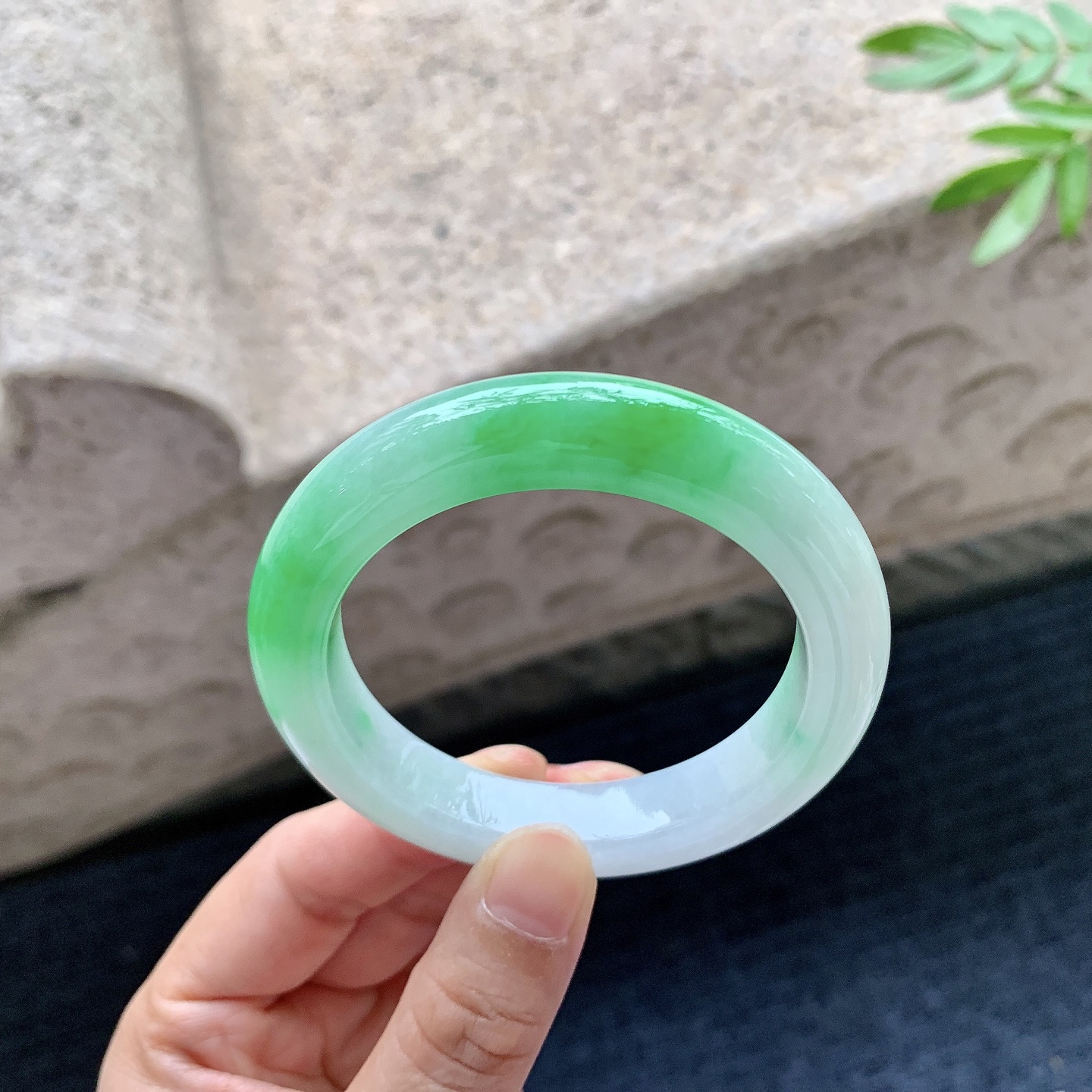 正圈51 52，圈口52/11/9.2，编码G9082725，细糯飘阳绿，水润，种老，细腻，打灯有棉线