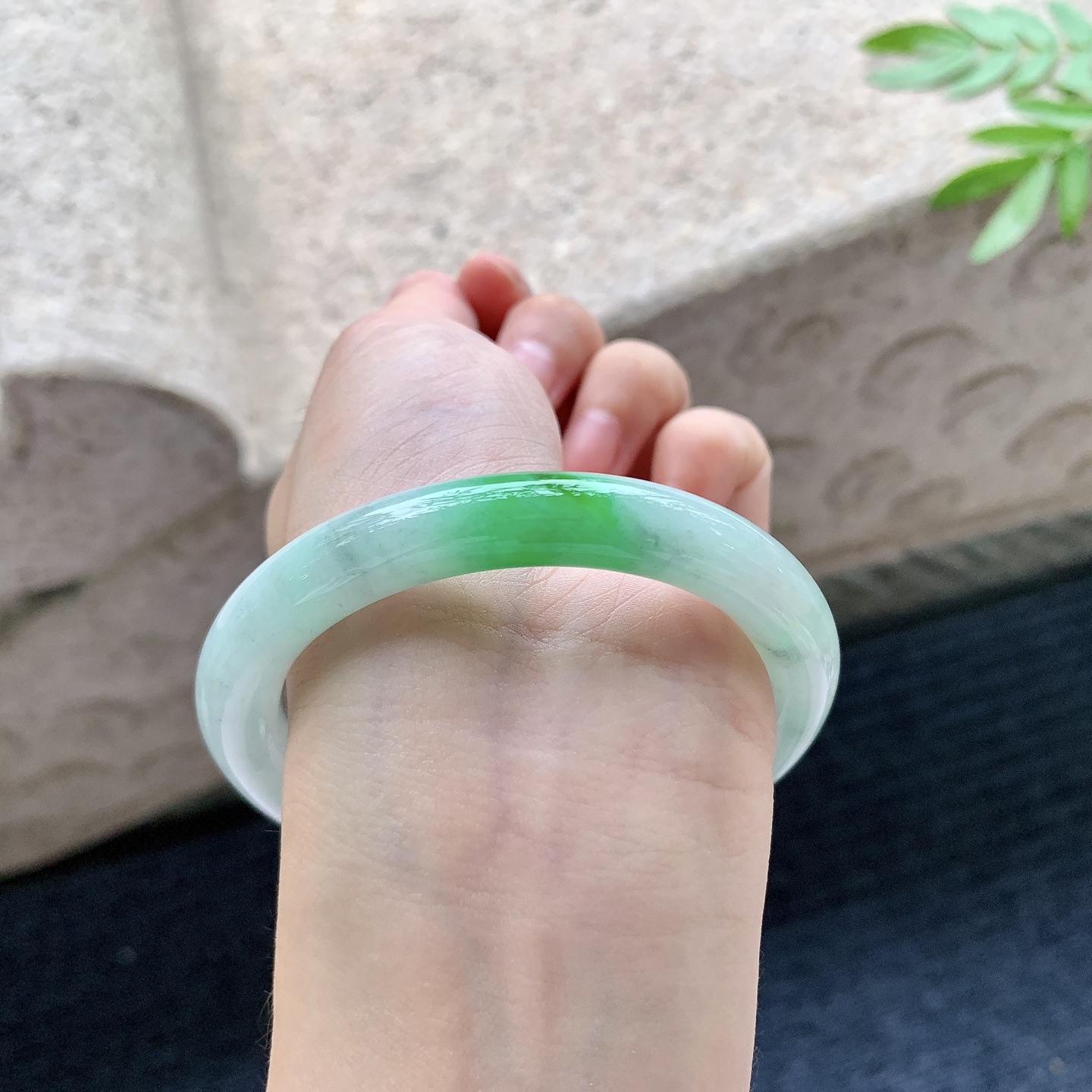 圆条53 54，圈口54.9/9.3/9，编码BA082715，描述：细糯飘辣绿，水润，种老，细腻，打灯有絮线