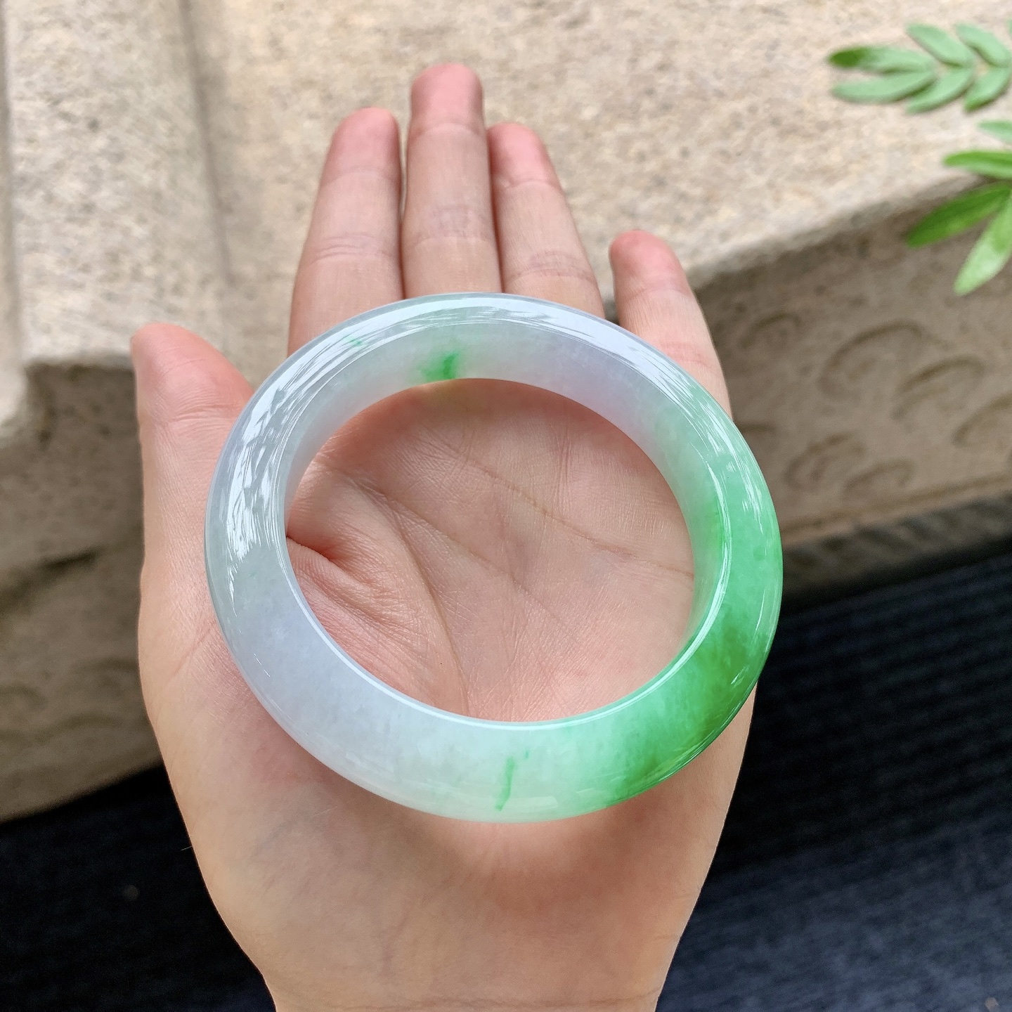 正圈53 54,圈口54.3/12/9.7,编码B2082738,描述冰糯飘辣阳绿，水润，种老，细腻，打灯有絮线