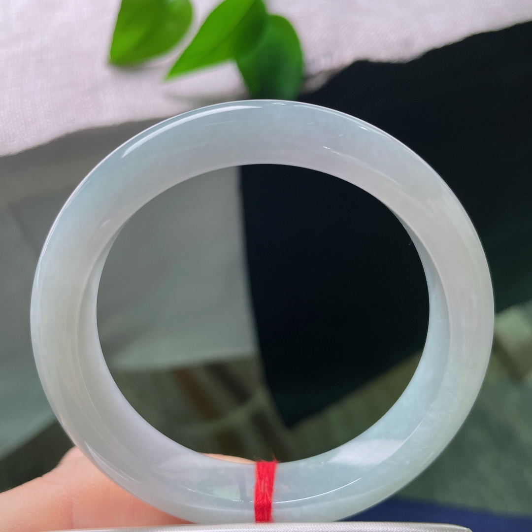 绿底正圈，有棉线，气质安静温婉，褪去浮华张扬，越看越耐品，长期佩戴养护玉质会越发油润。ss57772