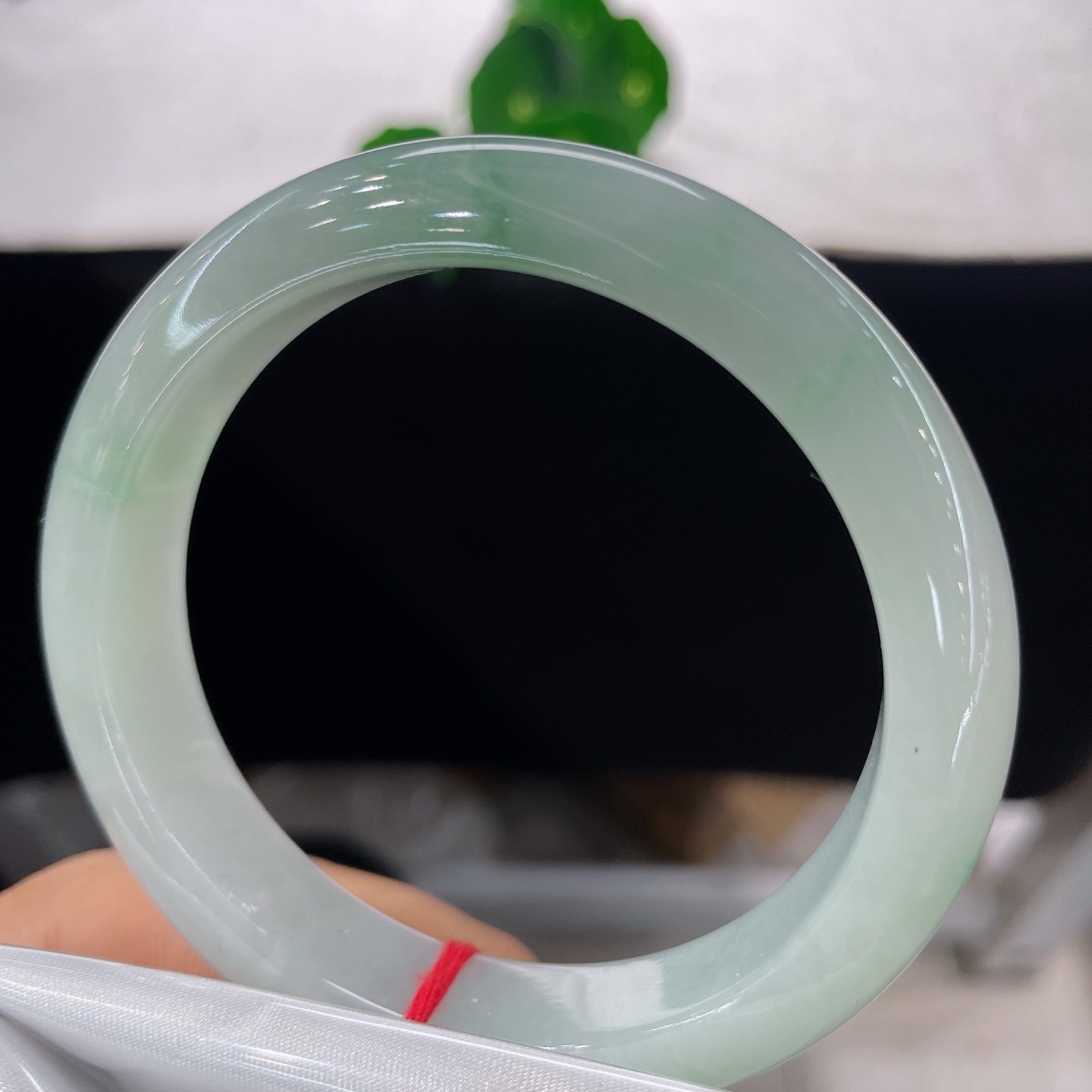 翡翠手镯 圈口58/12.7/9.0，白底飘绿花正圈，57/58可戴，朦胧的飘绿弥散在镯身，温润如水