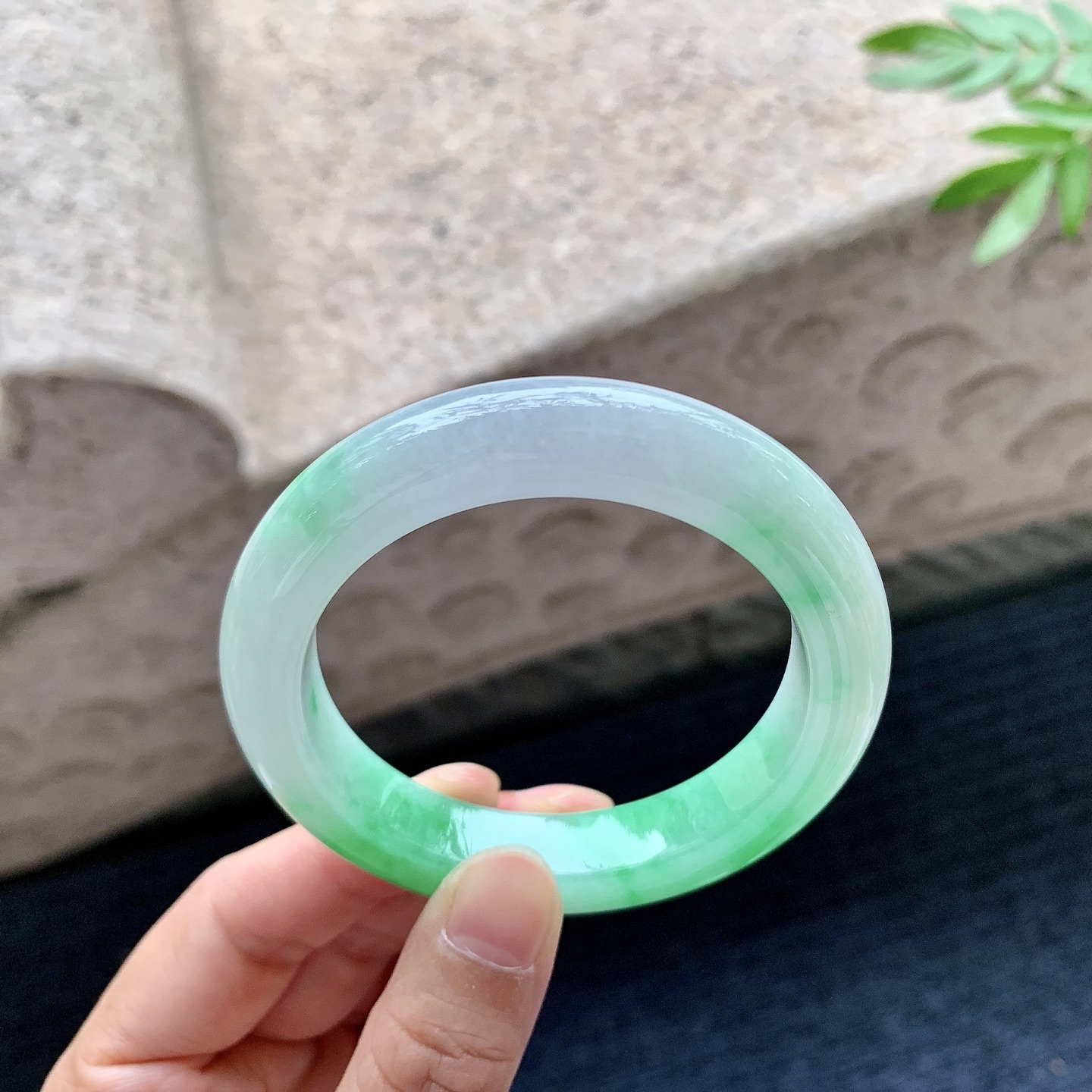 正圈51 52，圈口52/11/9.2，编码G9082725，细糯飘阳绿，水润，种老，细腻，打灯有棉线
