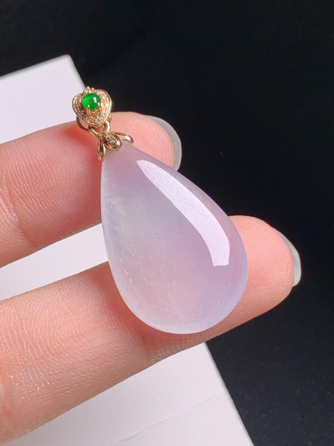 水滴吊坠，胶感饱满，色泽温柔，温婉大气