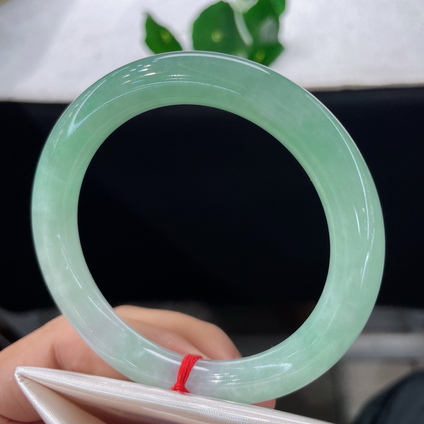 翡翠手镯 圈口56/9.7，冰果绿底圆条，56/57可戴，翠染玉肌，清辉绕腕，微冰丝纹
