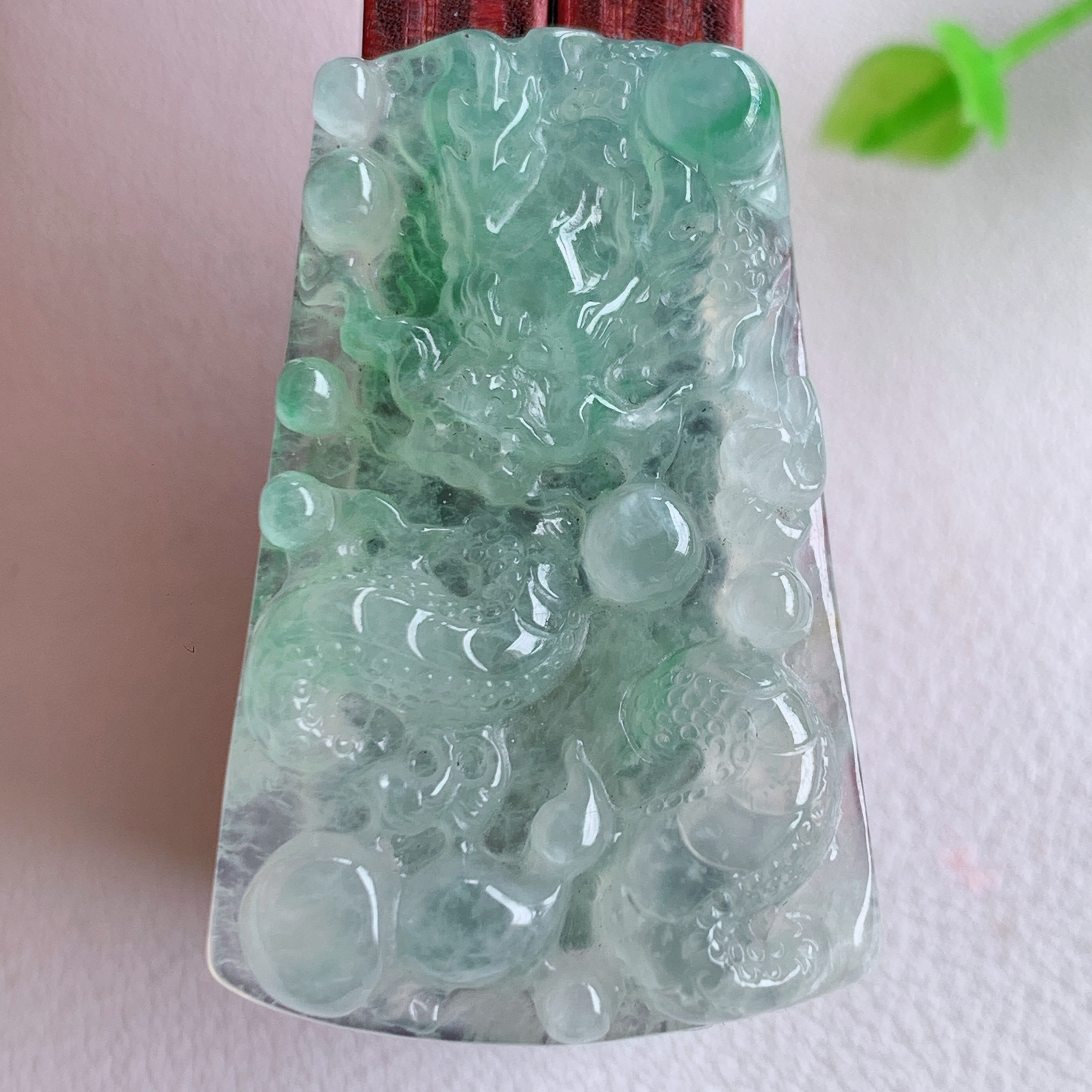 冰精雕飘花龙牌吊坠  龙行天下 龙腾四海吊坠。天然俏色巧雕，纯手工精雕 栩栩如生 祥龙威严霸气  龙